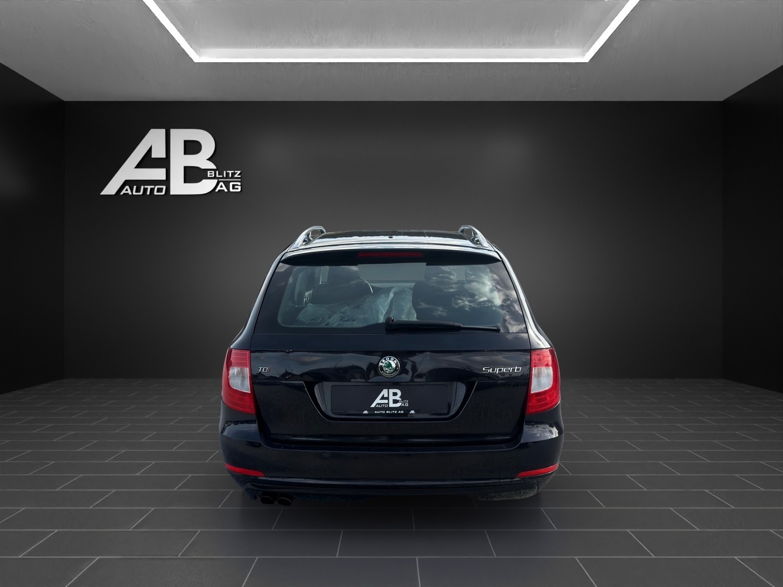SKODA Superb Combi 2.0 TDi Ambition-showroom-element-3
