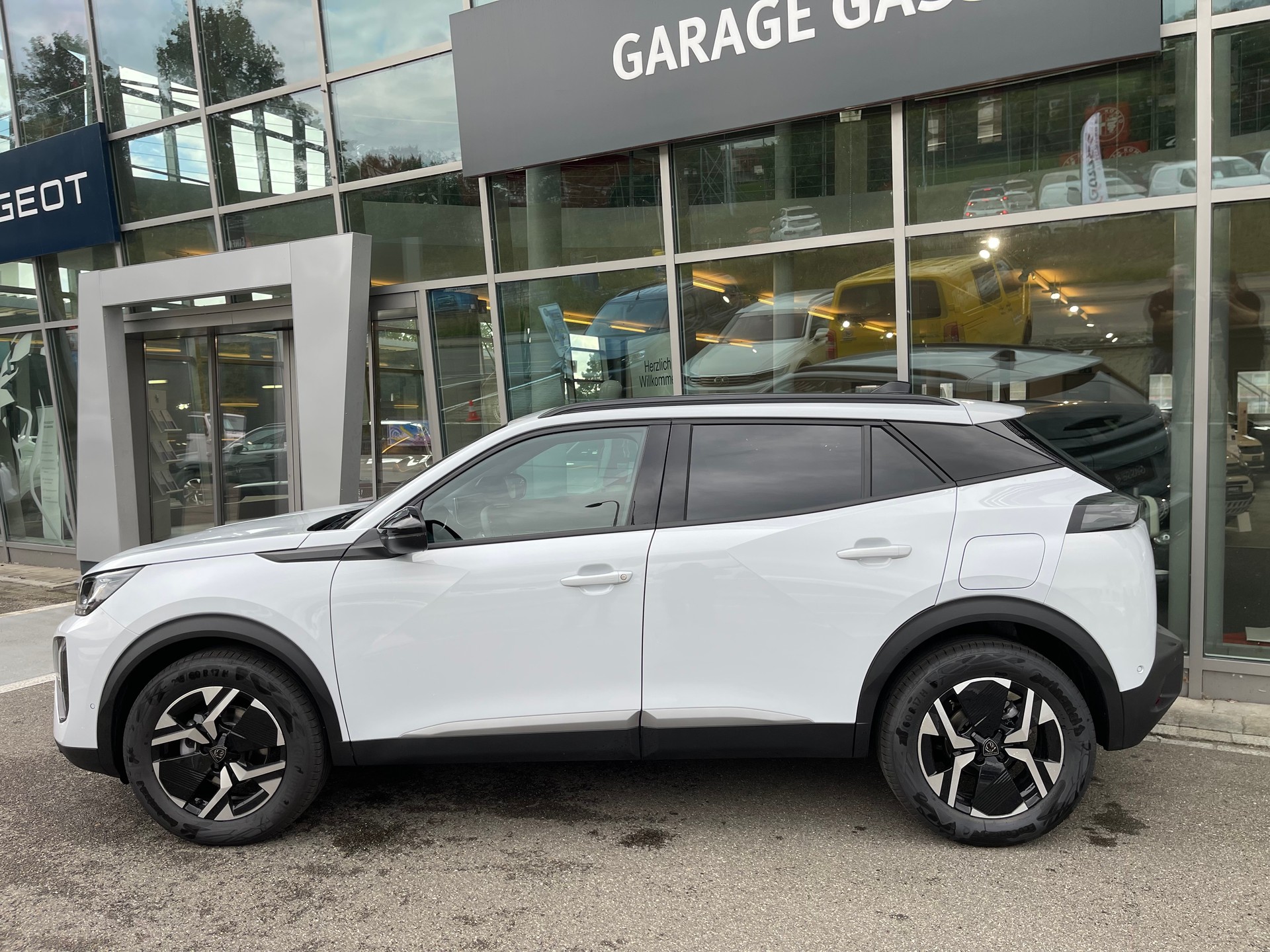 PEUGEOT 2008 1.2 PureTech Allure Premium-showroom-element-1