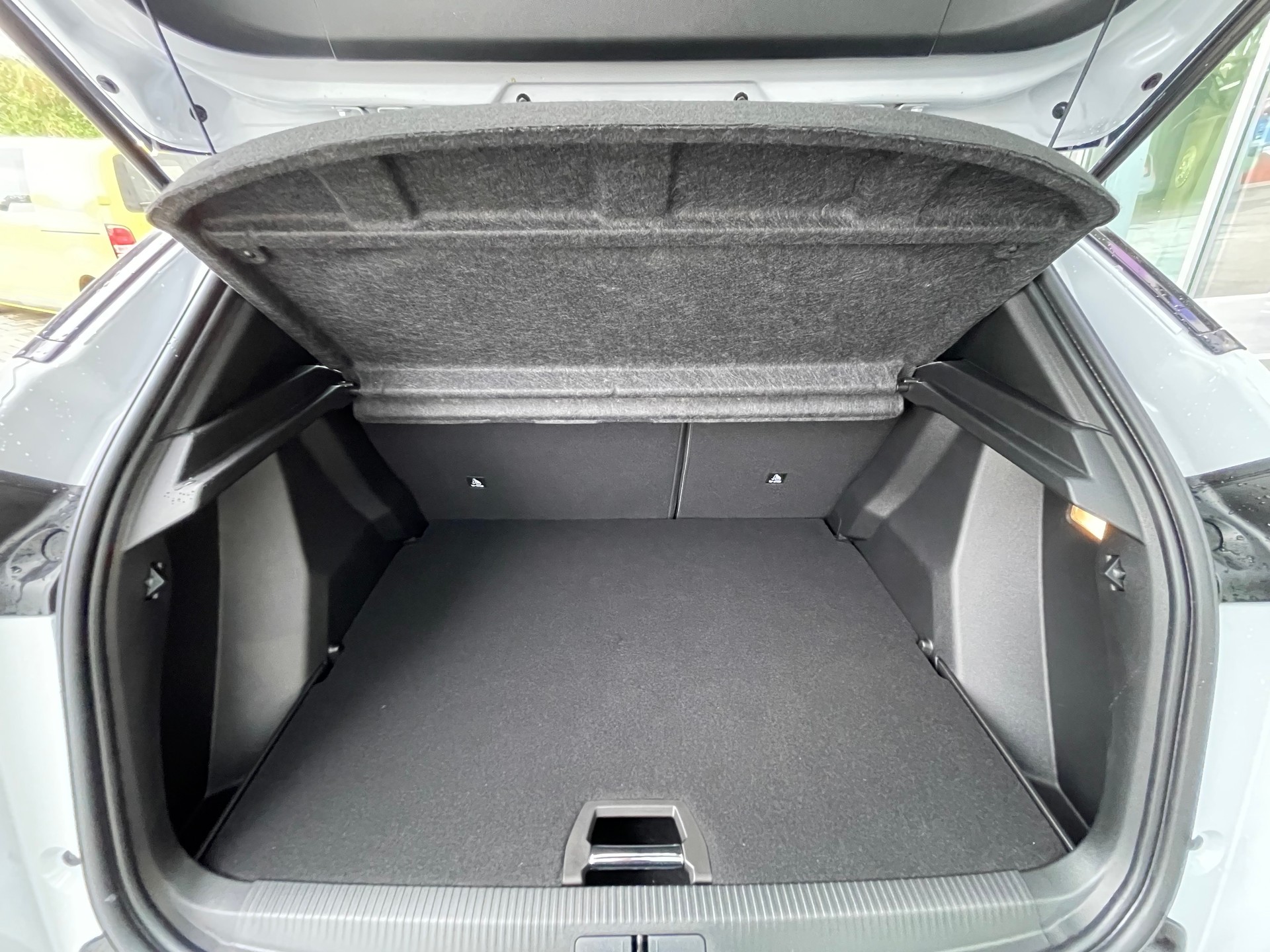 PEUGEOT 2008 1.2 PureTech Allure Premium-image-12