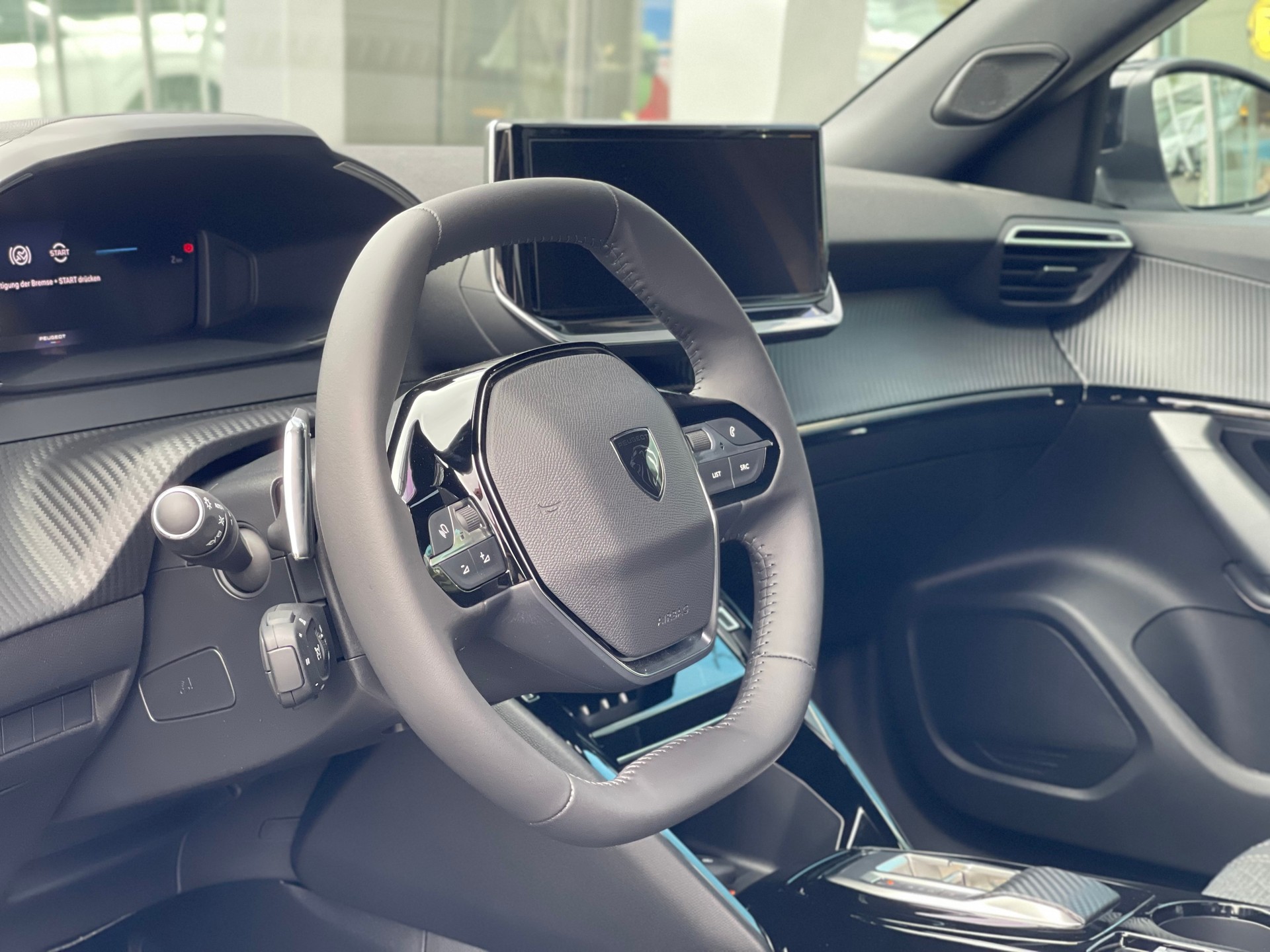 PEUGEOT 2008 1.2 PureTech Allure Premium-image-5