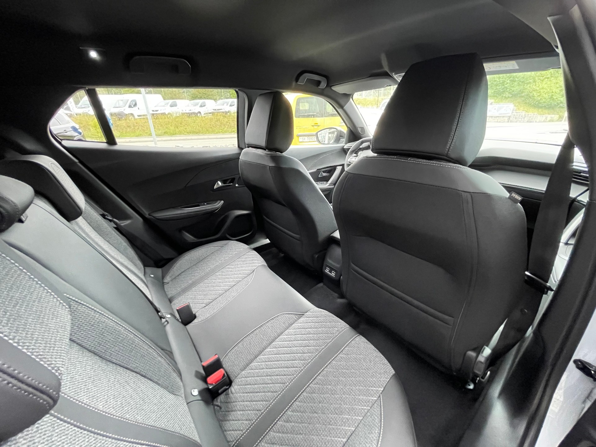 PEUGEOT 2008 1.2 PureTech Allure Premium-image-9