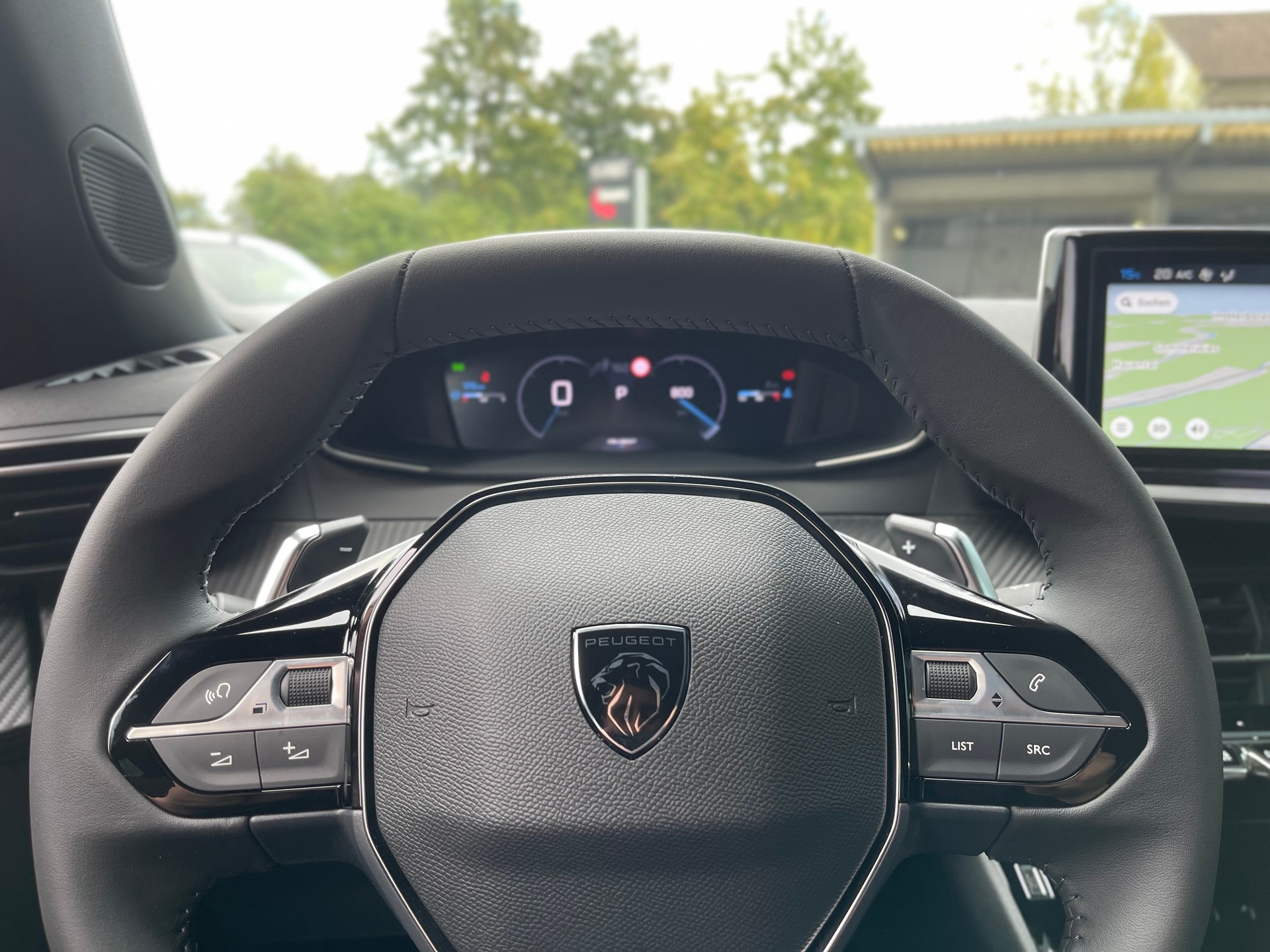 PEUGEOT 2008 1.2 PureTech Allure Premium-image-6