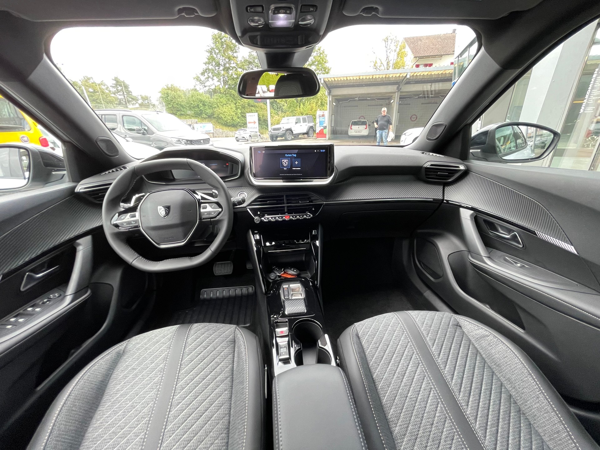 PEUGEOT 2008 1.2 PureTech Allure Premium-image-7