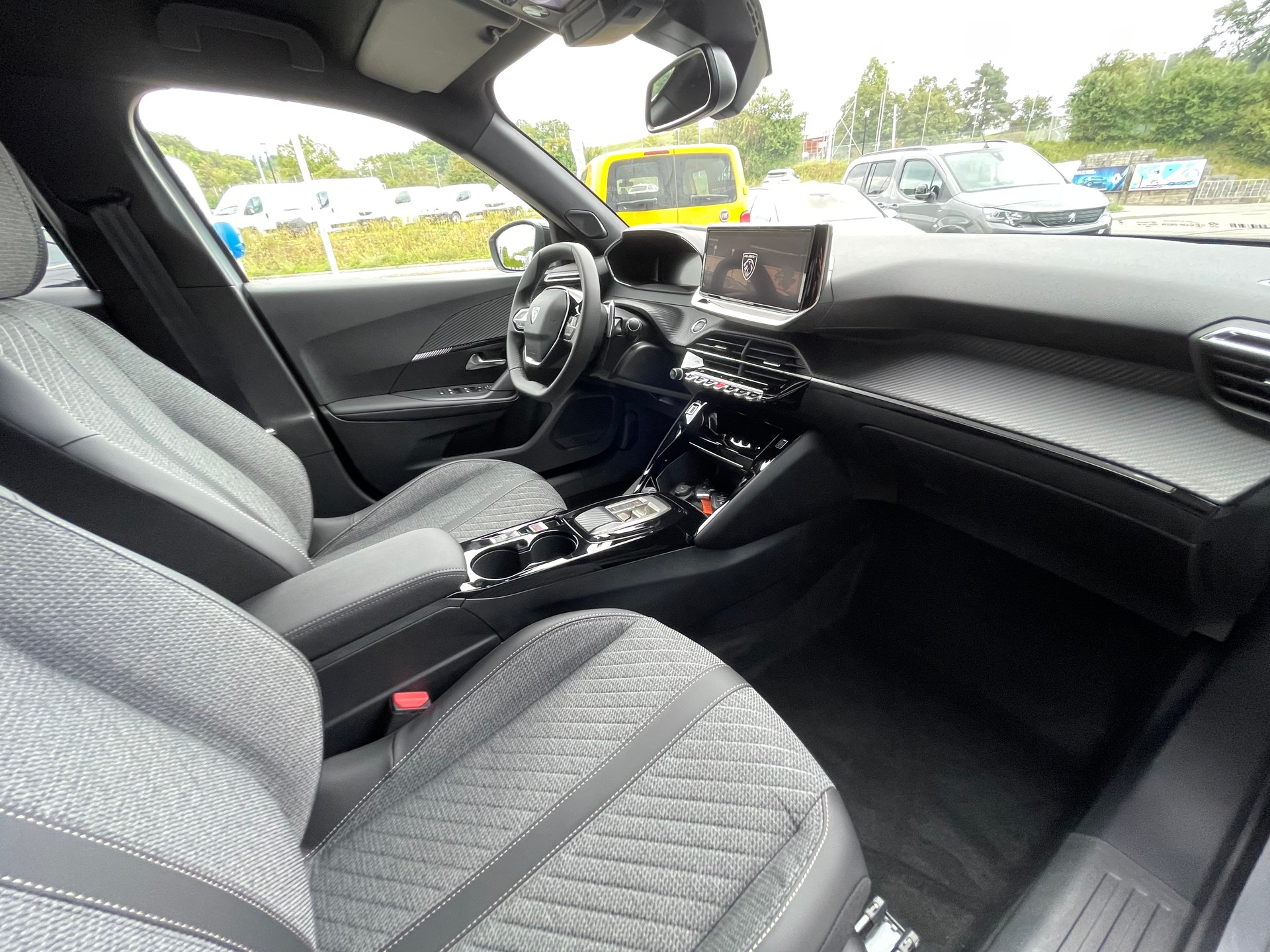 PEUGEOT 2008 1.2 PureTech Allure Premium-image-8