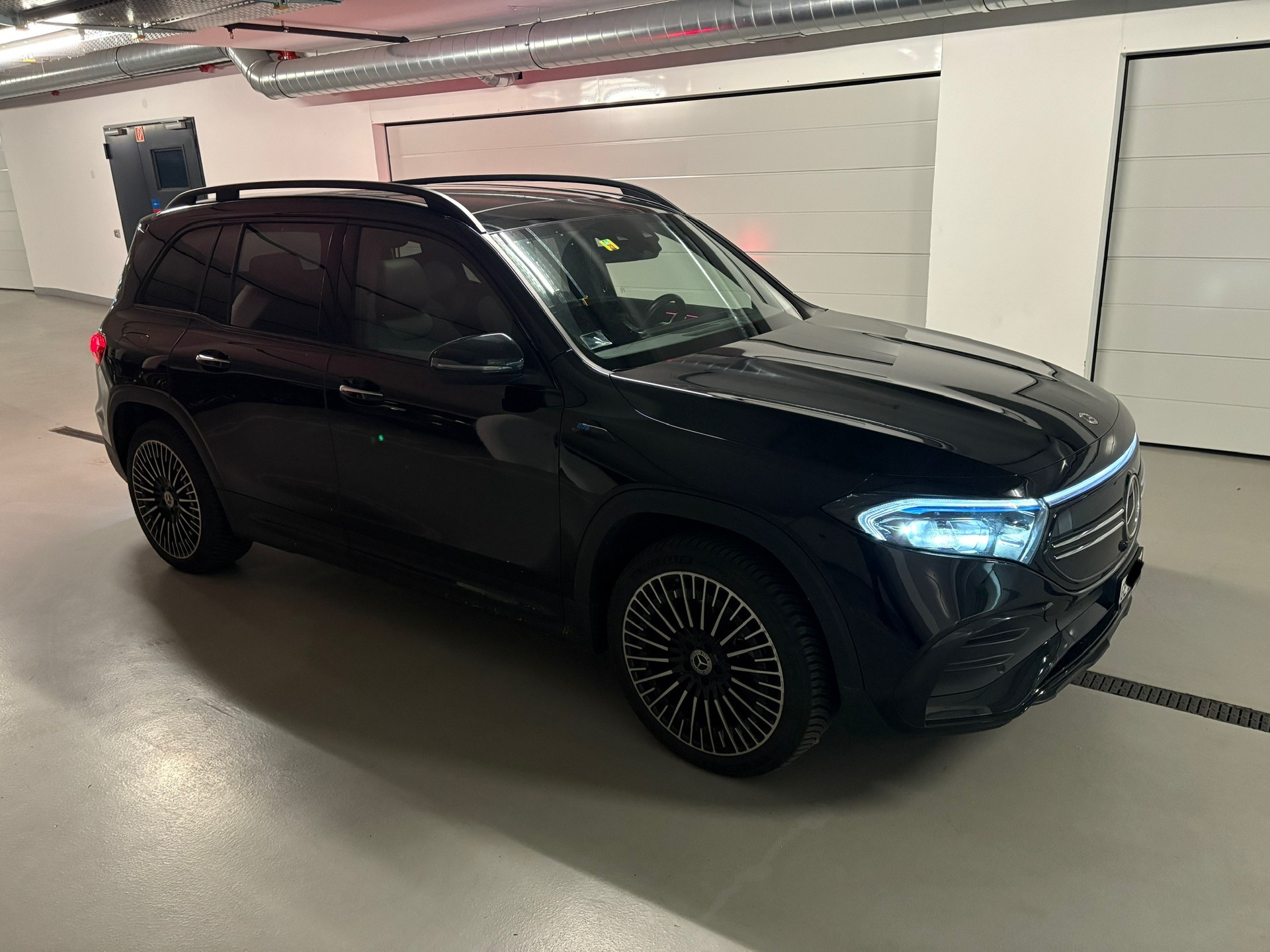 MERCEDES-BENZ EQB 300 AMG Line 4Matic-image-1