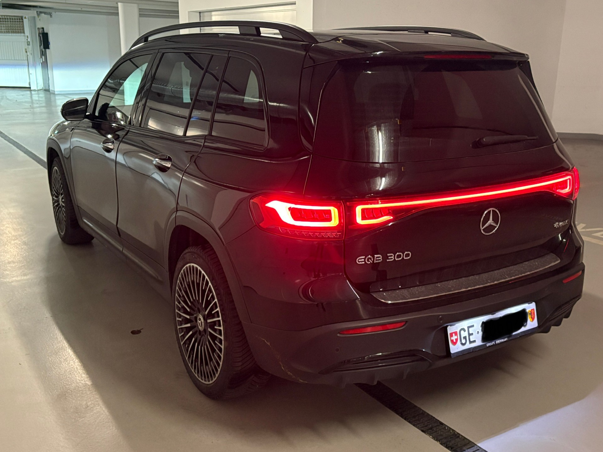 MERCEDES-BENZ EQB 300 AMG Line 4Matic-image-4