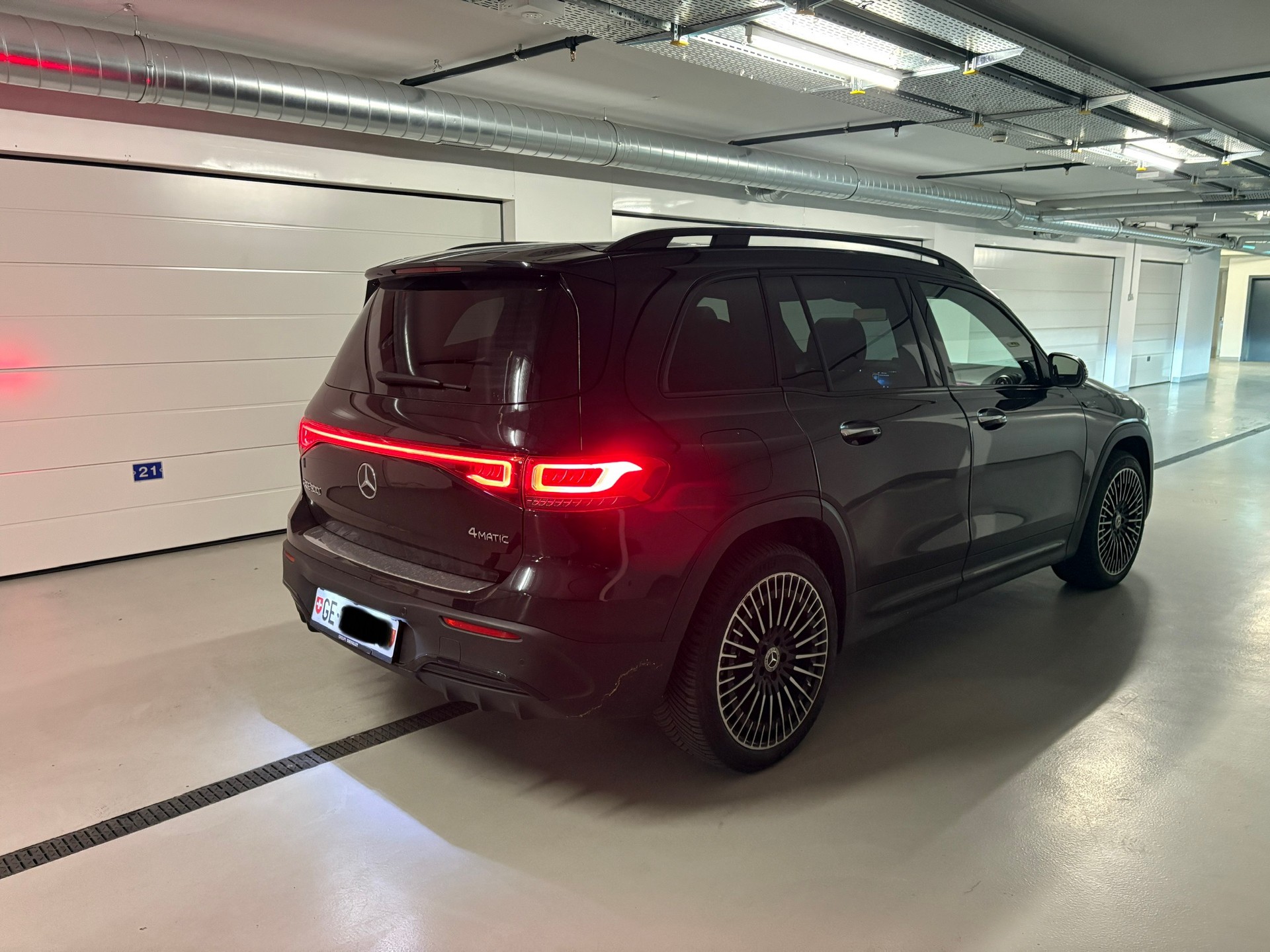 MERCEDES-BENZ EQB 300 AMG Line 4Matic-image-3