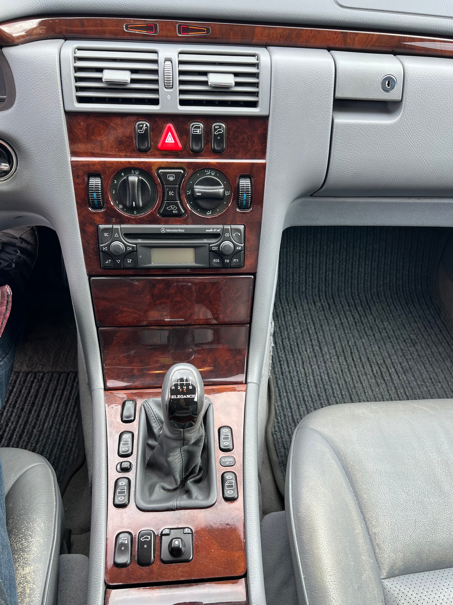 MERCEDES-BENZ E 270 CDI Elégance-image-13