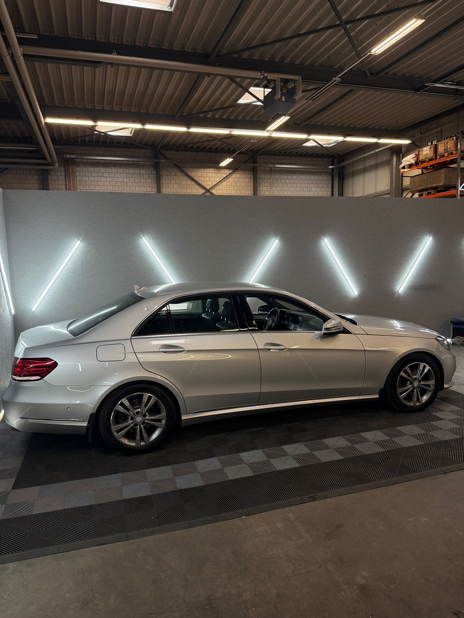 MERCEDES-BENZ E 200 CDI 7G-Tronic-showroom-element-3