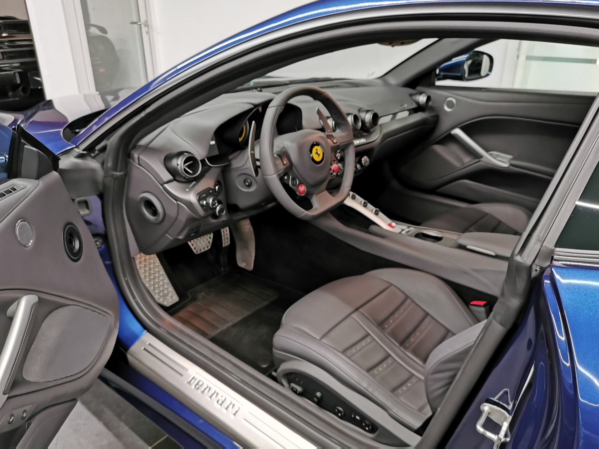 FERRARI F12 Berlinetta blu tour de france FERRARI GARANTIE-image-7