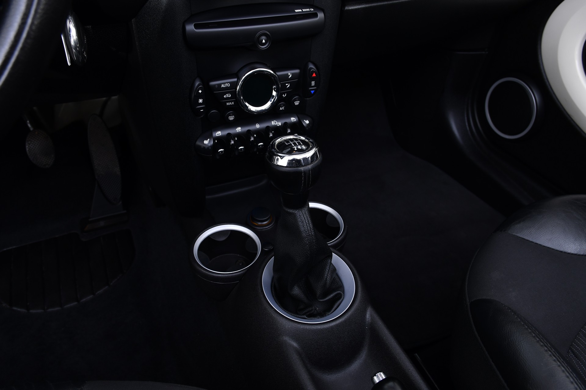 MINI Cooper Cabriolet-image-12