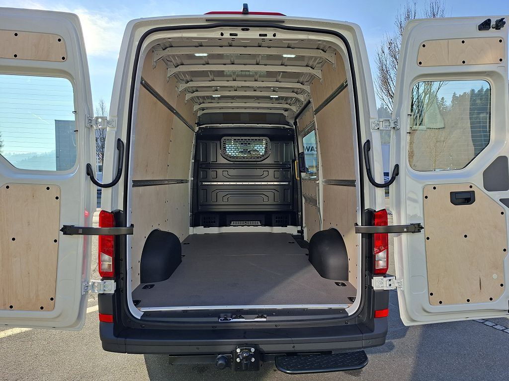 VW Crafter 35 2.0 TDI L3 HD A-image-18