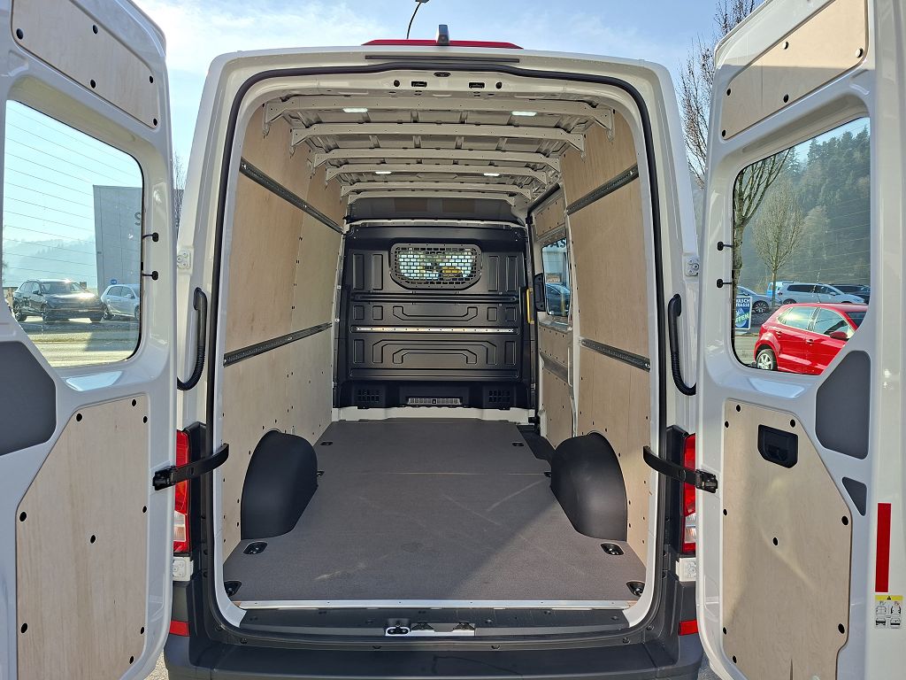 VW Crafter 35 2.0 TDI L3 HD A-image-17