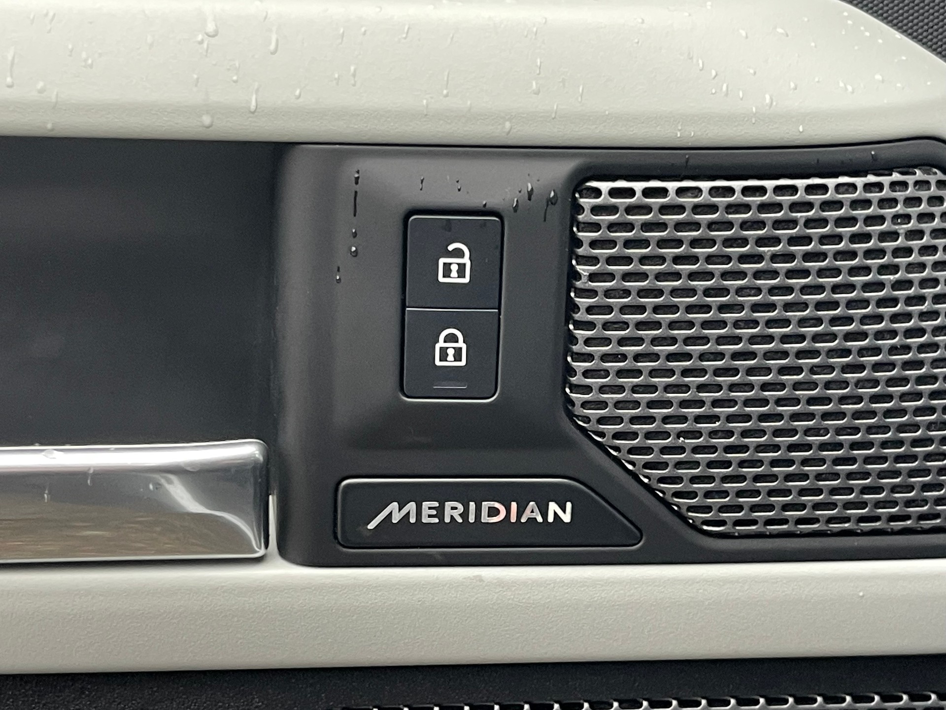 LAND ROVER Defender 110 3.0 D I6 250 X-Dynamic SE AWD AT8-image-12