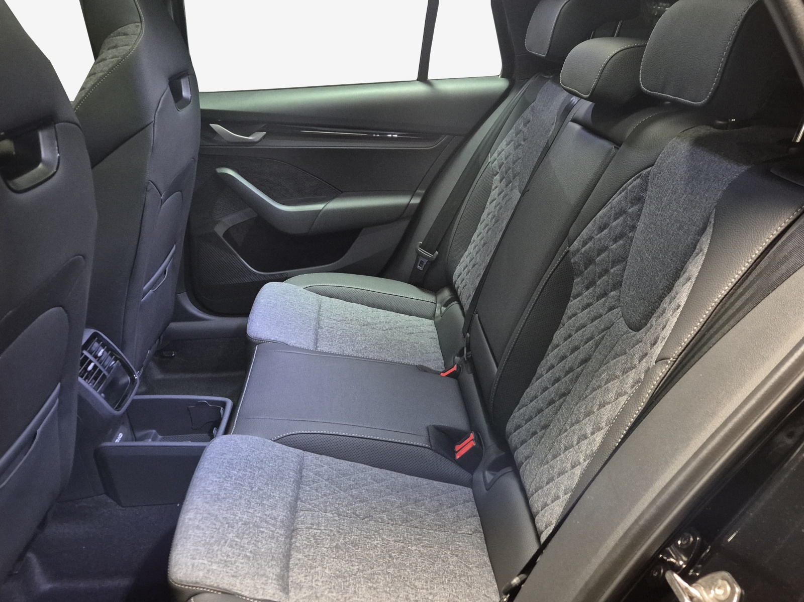 SKODA Octavia Combi 2.0 TSI DSG Dynamic 4x4-image-11