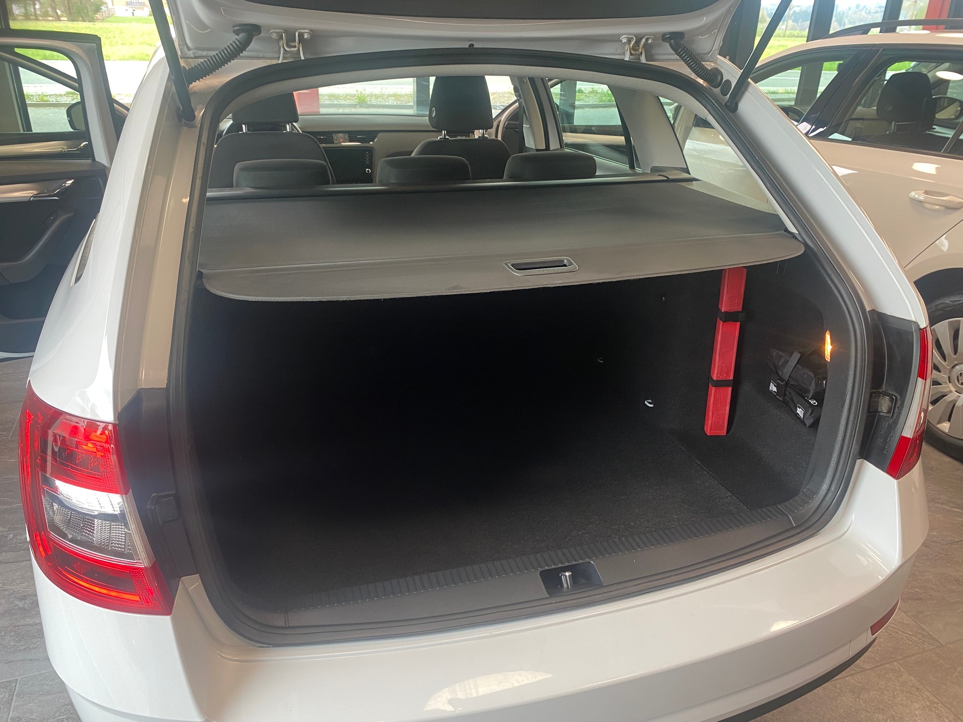 SKODA Octavia Combi 2.0 TDI Ambition DSG-image-9
