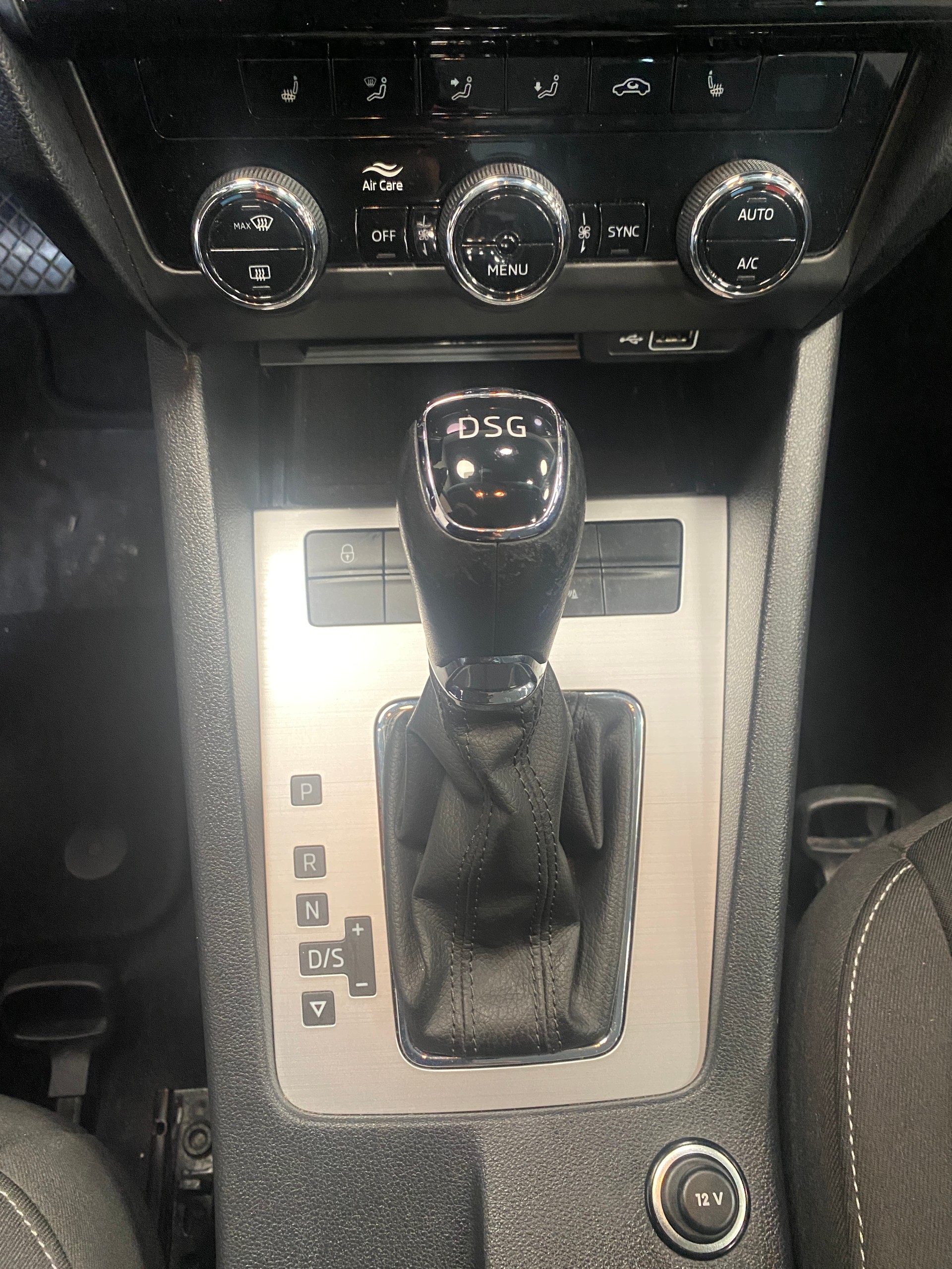 SKODA Octavia Combi 2.0 TDI Ambition DSG-image-11