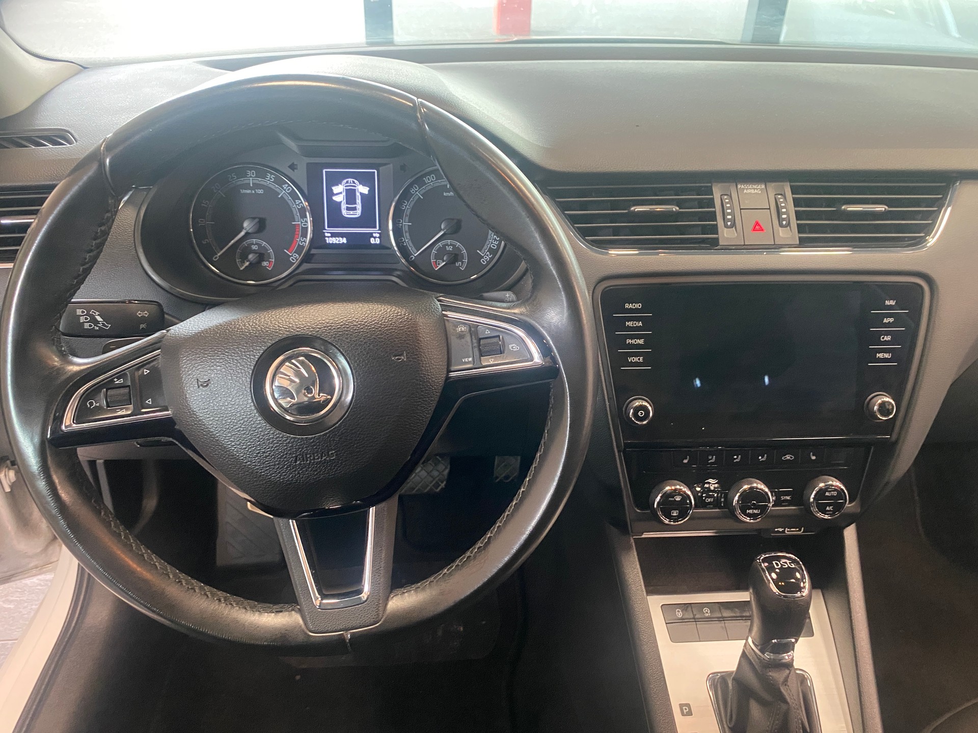 SKODA Octavia Combi 2.0 TDI Ambition DSG-image-6