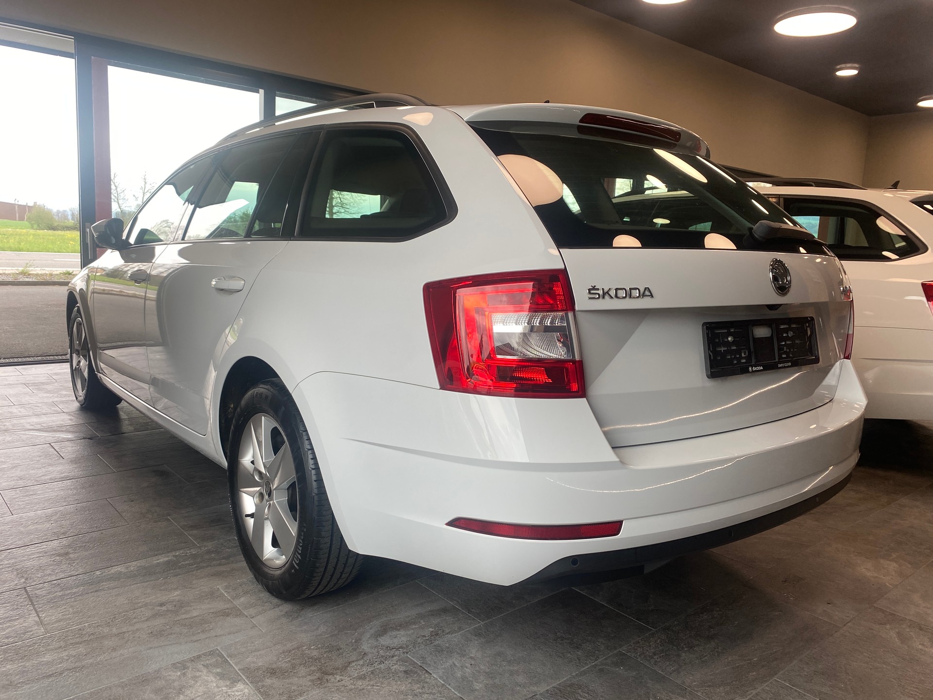 SKODA Octavia Combi 2.0 TDI Ambition DSG-showroom-element-1