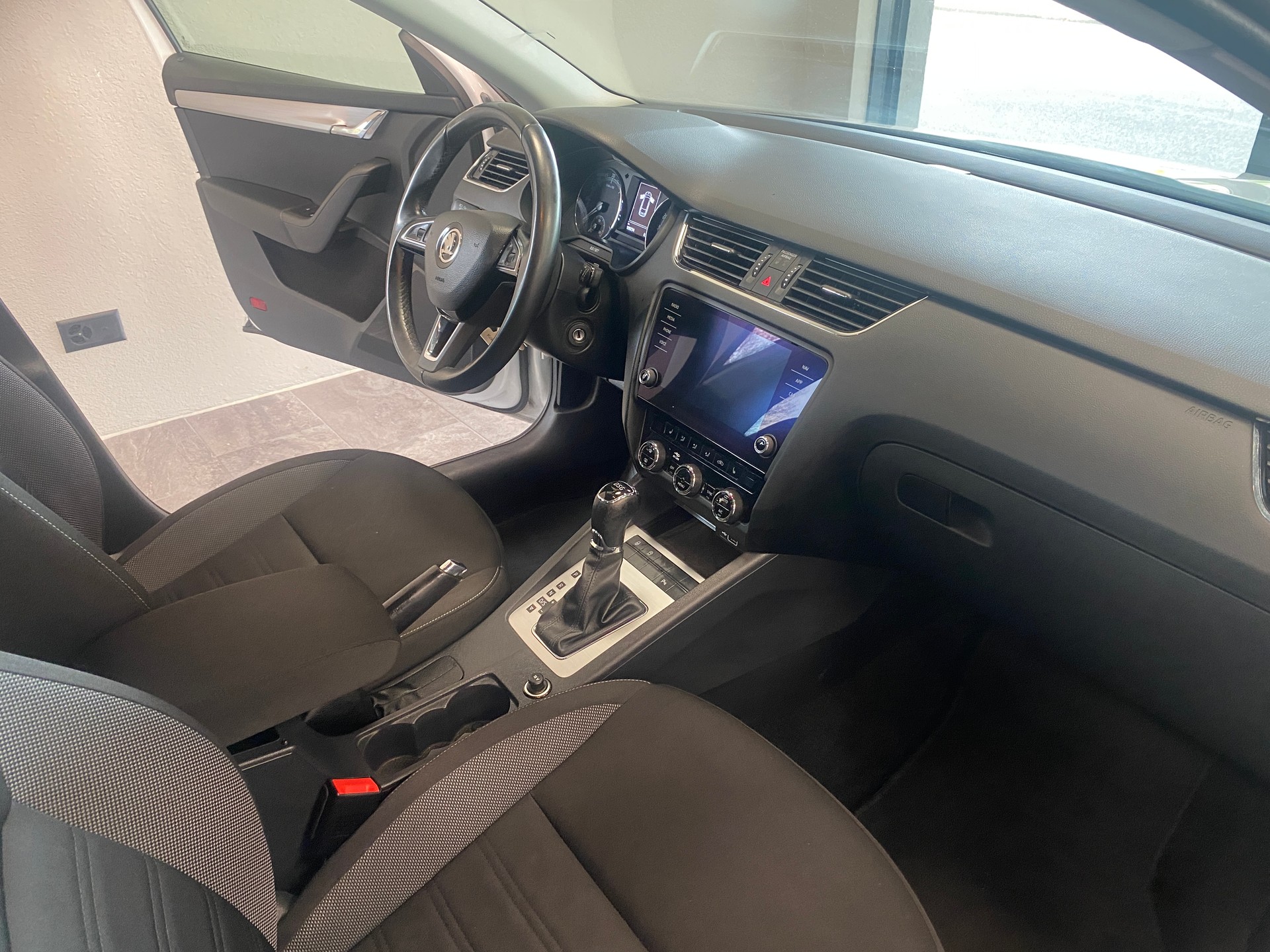 SKODA Octavia Combi 2.0 TDI Ambition DSG-image-5