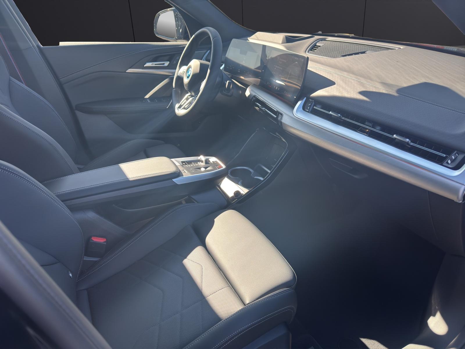 BMW iX2 30 xDrive-image-10