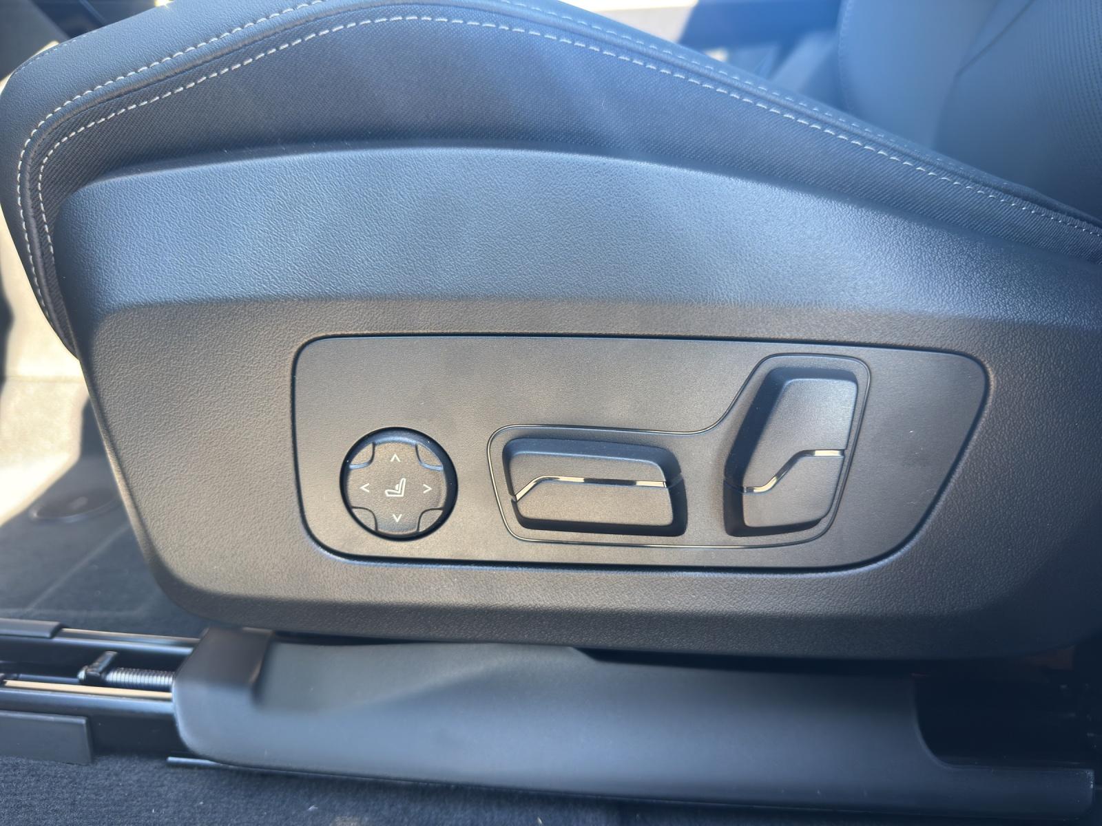 BMW iX2 30 xDrive-image-15