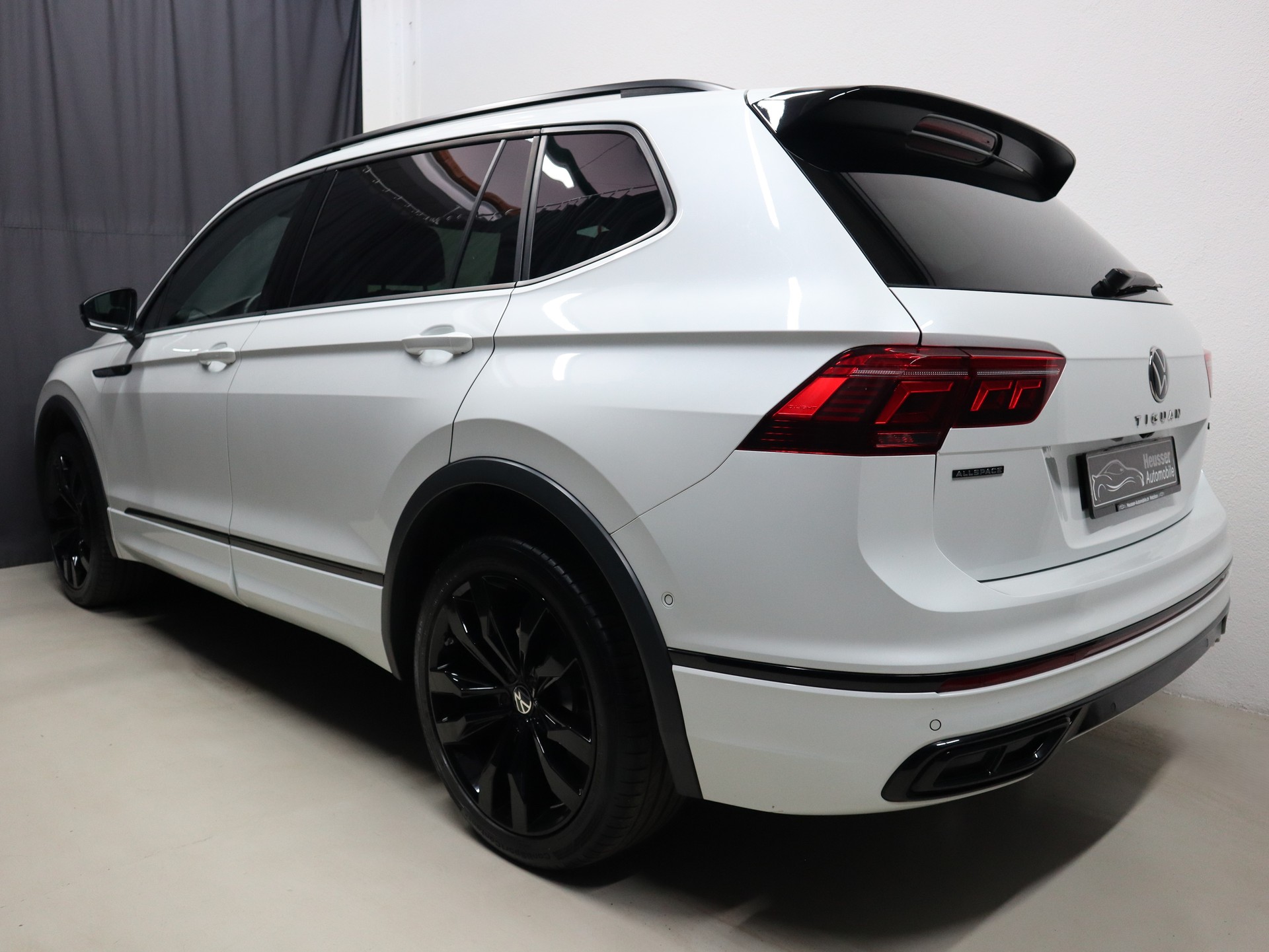 VW Tiguan Allspace 2.0 TSI 4Motion DSG - R-Line - Black Style - Panorama - Leder - Head-Up - Standheizung - 360° Kamera - 245 PS-showroom-element-3