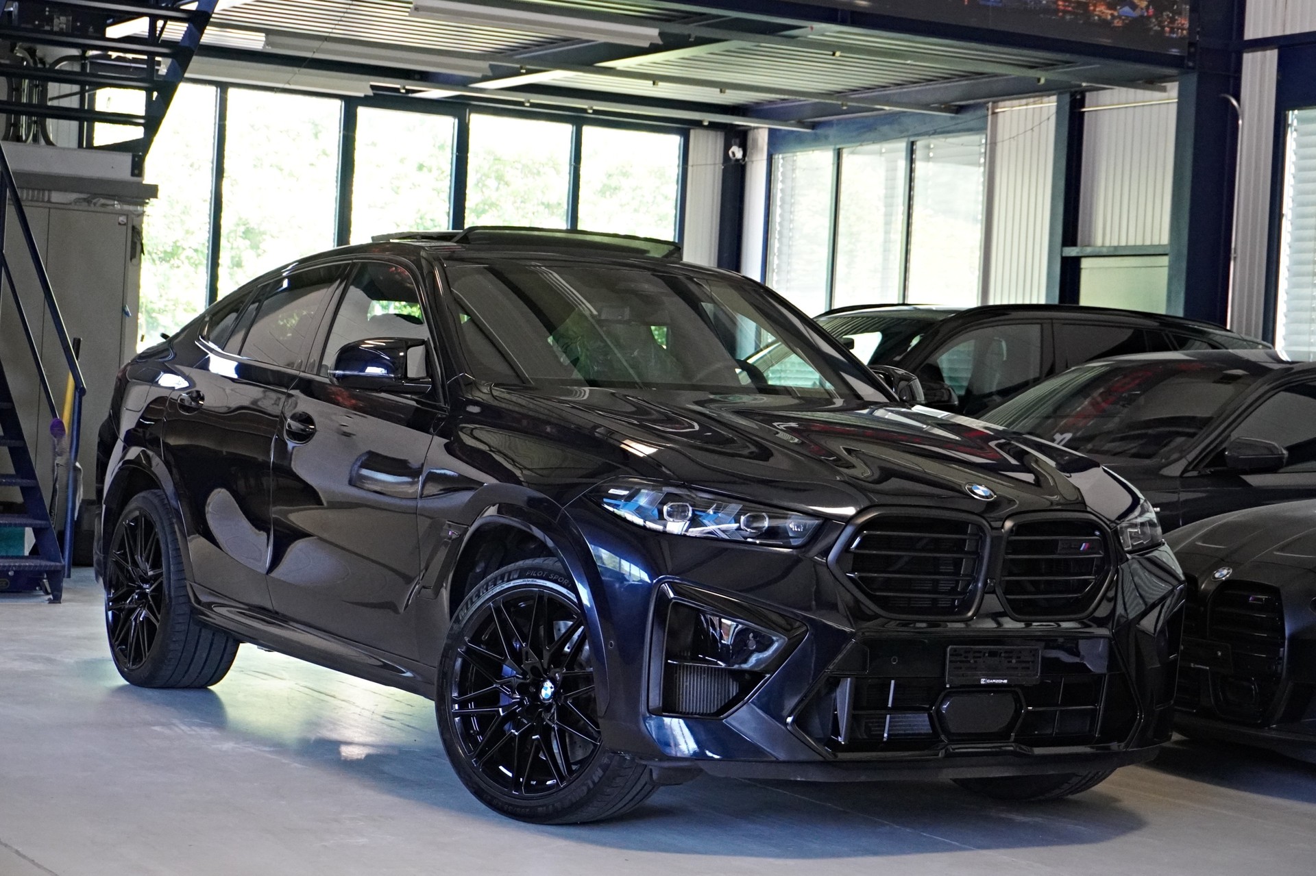 BMW X6M Steptronic M Competition // MASSAGE SITZE // WERKSGARANTIE BIS 05.2028 // PANORAMA GLASDACH // AHK //