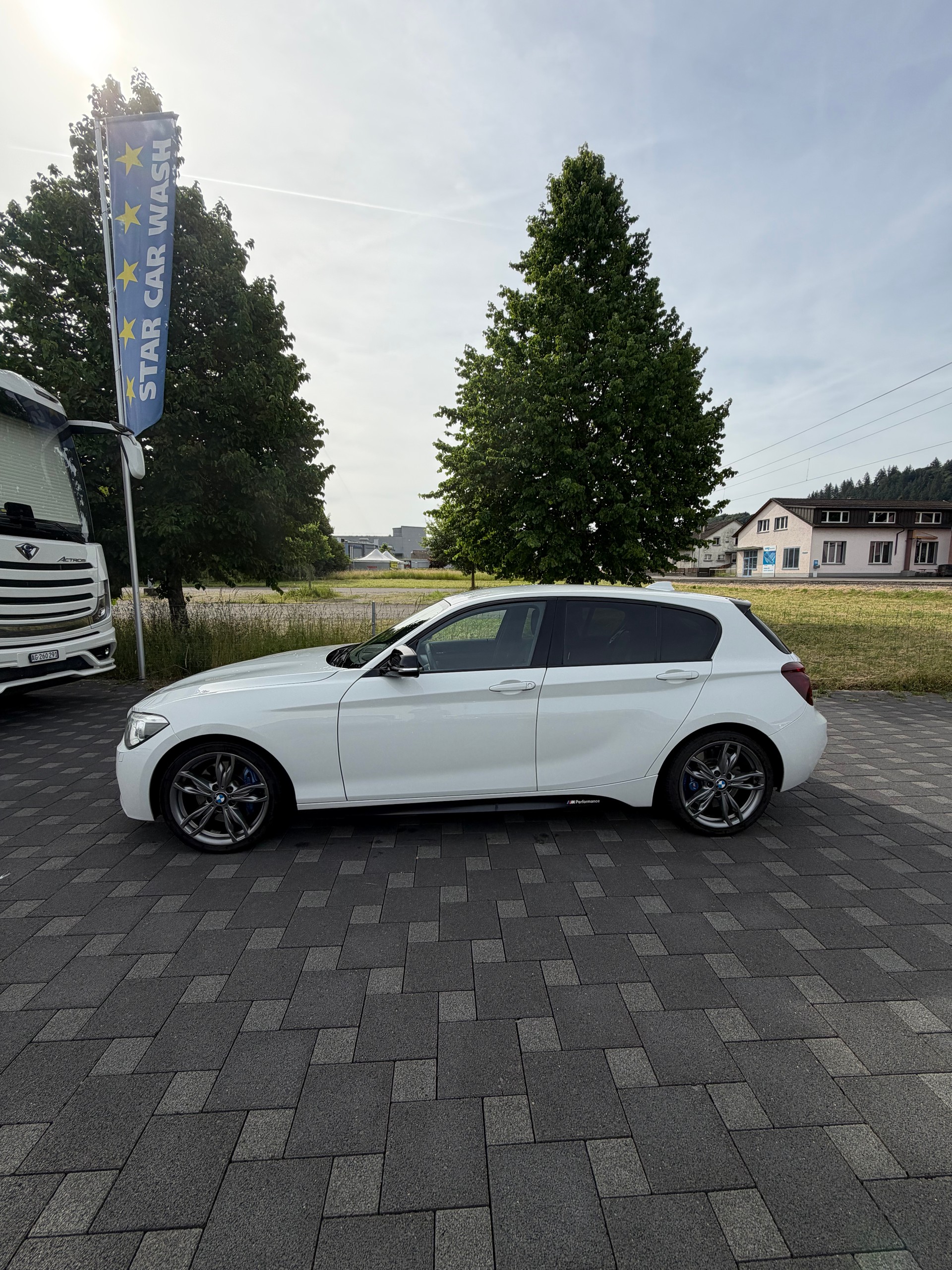 BMW M135i xDrive Steptronic-showroom-element-1