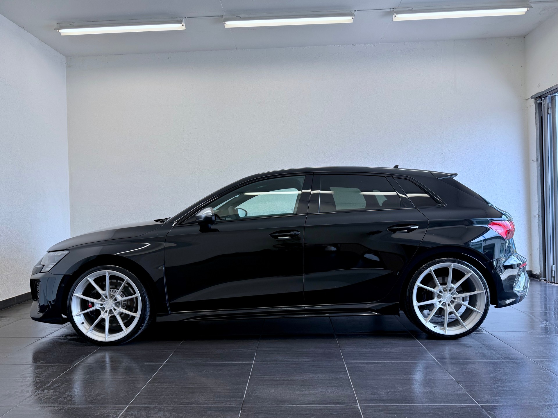 AUDI RS3 Sportback 2.5 TSI quattro S-tronic "Titan Forged"-image-5