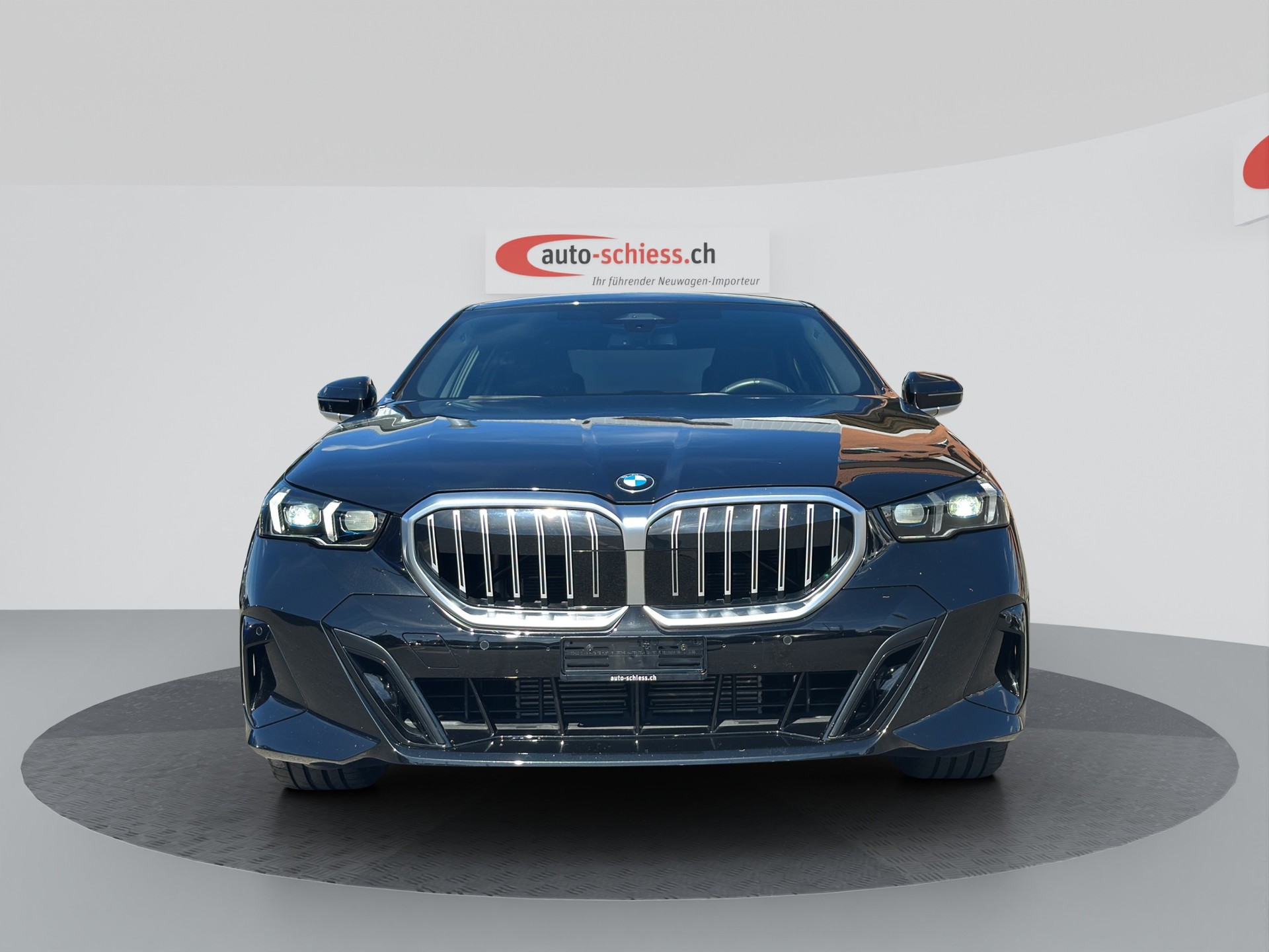 BMW 520d xDrive M Sport Steptronic-showroom-element-1