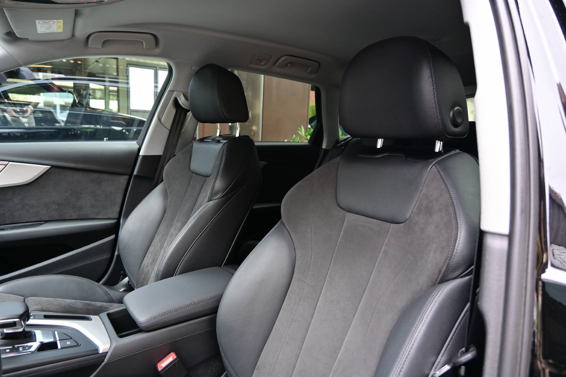 AUDI A4 Avant 2.0 40 TDI Advanced Attraction quattro S-Tronic-image-12