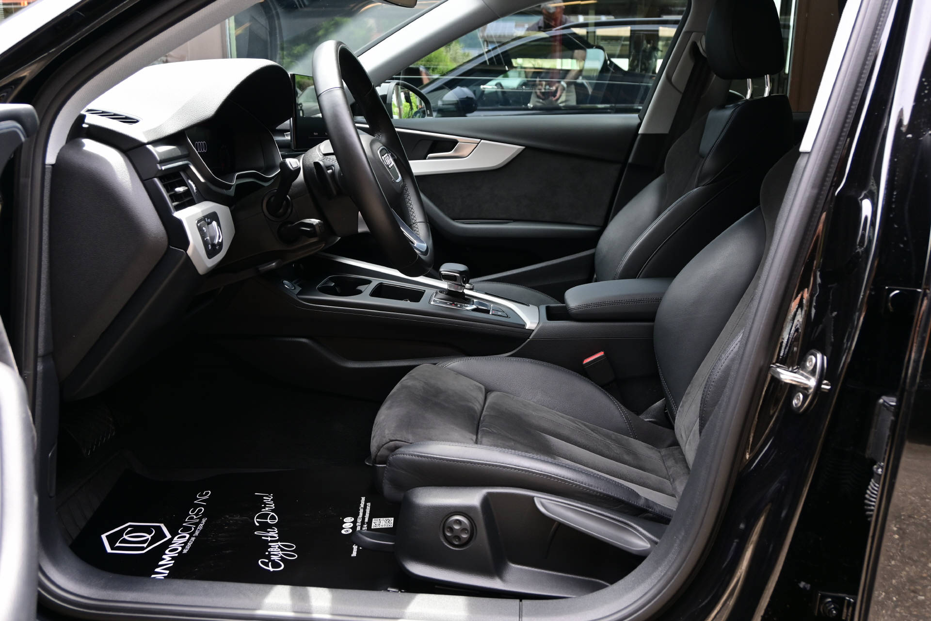 AUDI A4 Avant 2.0 40 TDI Advanced Attraction quattro S-Tronic-image-10