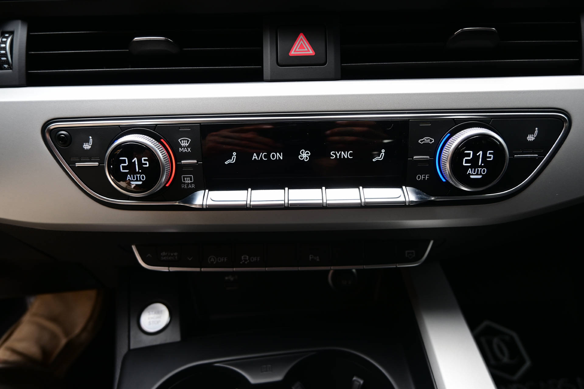 AUDI A4 Avant 2.0 40 TDI Advanced Attraction quattro S-Tronic-image-16