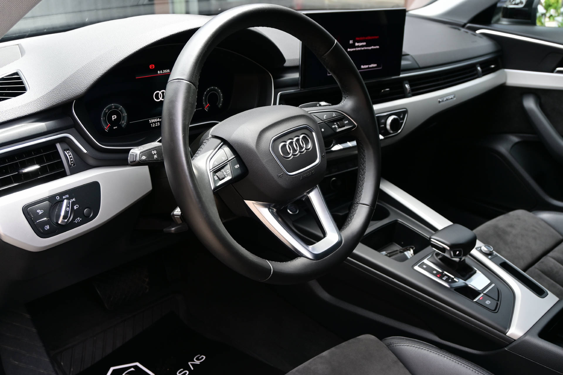 AUDI A4 Avant 2.0 40 TDI Advanced Attraction quattro S-Tronic-image-8