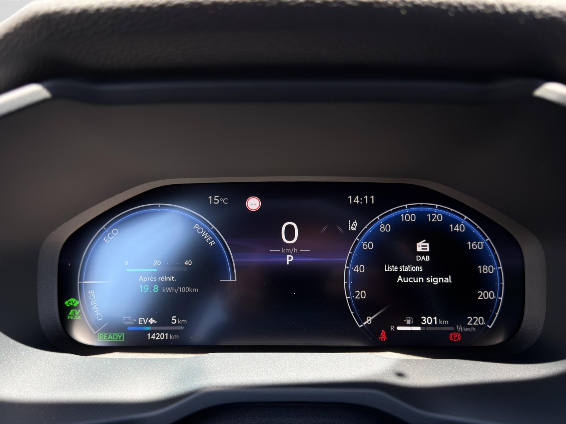 TOYOTA RAV4 2.5 Plug-In-Hybrid Platinum-showroom-element-3