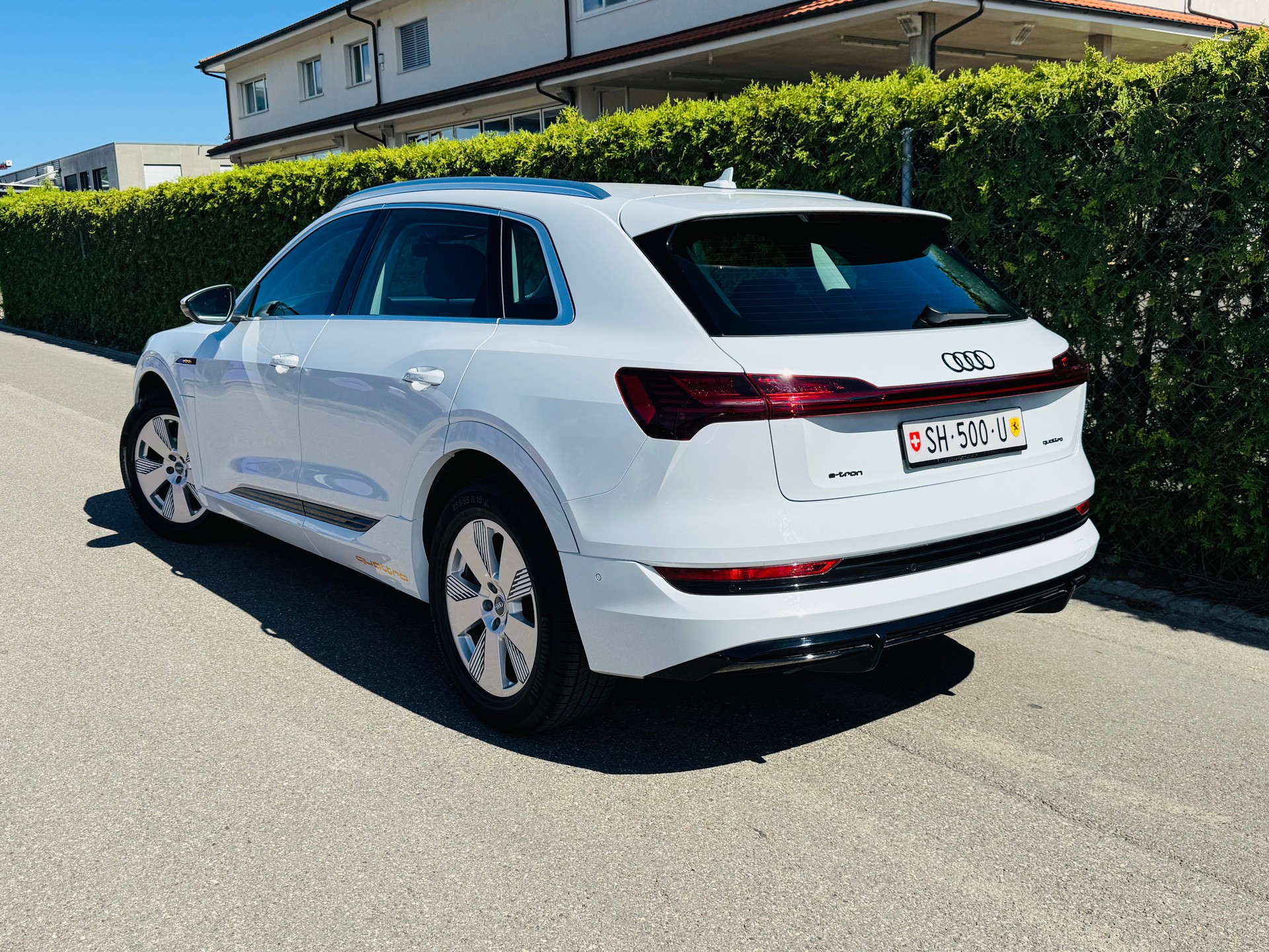 AUDI e-tron 50 S Line quattro-image-4