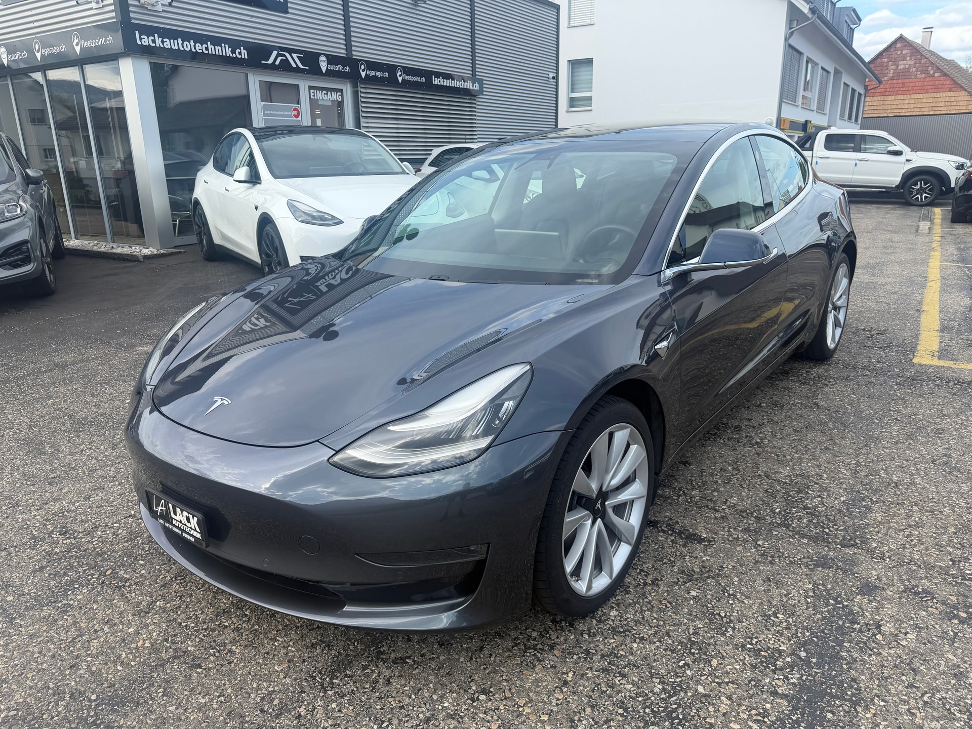 TESLA Model 3 Long Range Dual Motor AWD-showroom-element-1