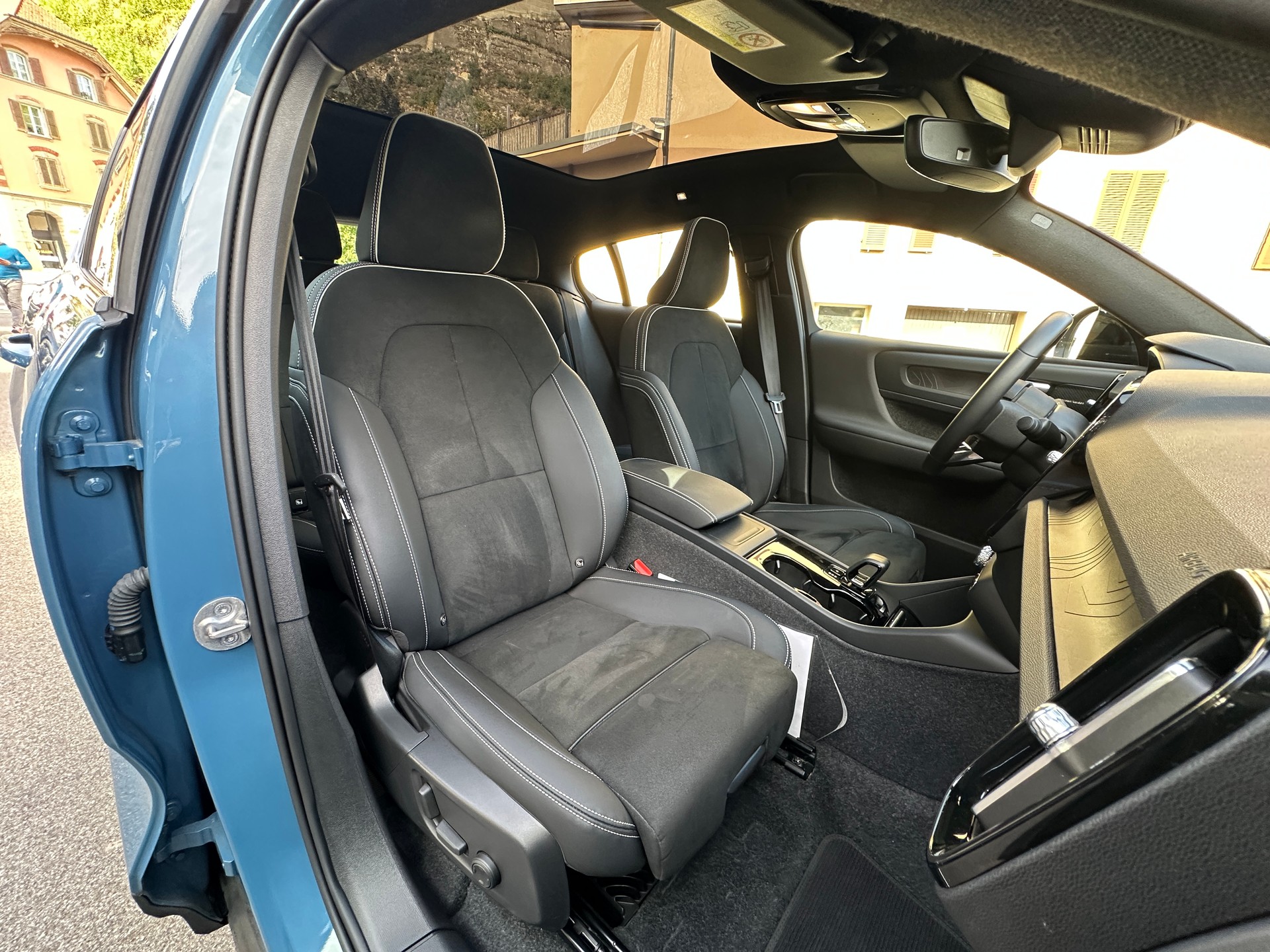 VOLVO C40 Recharge P8 Twin AWD Pure Electric Ultimate-image-11