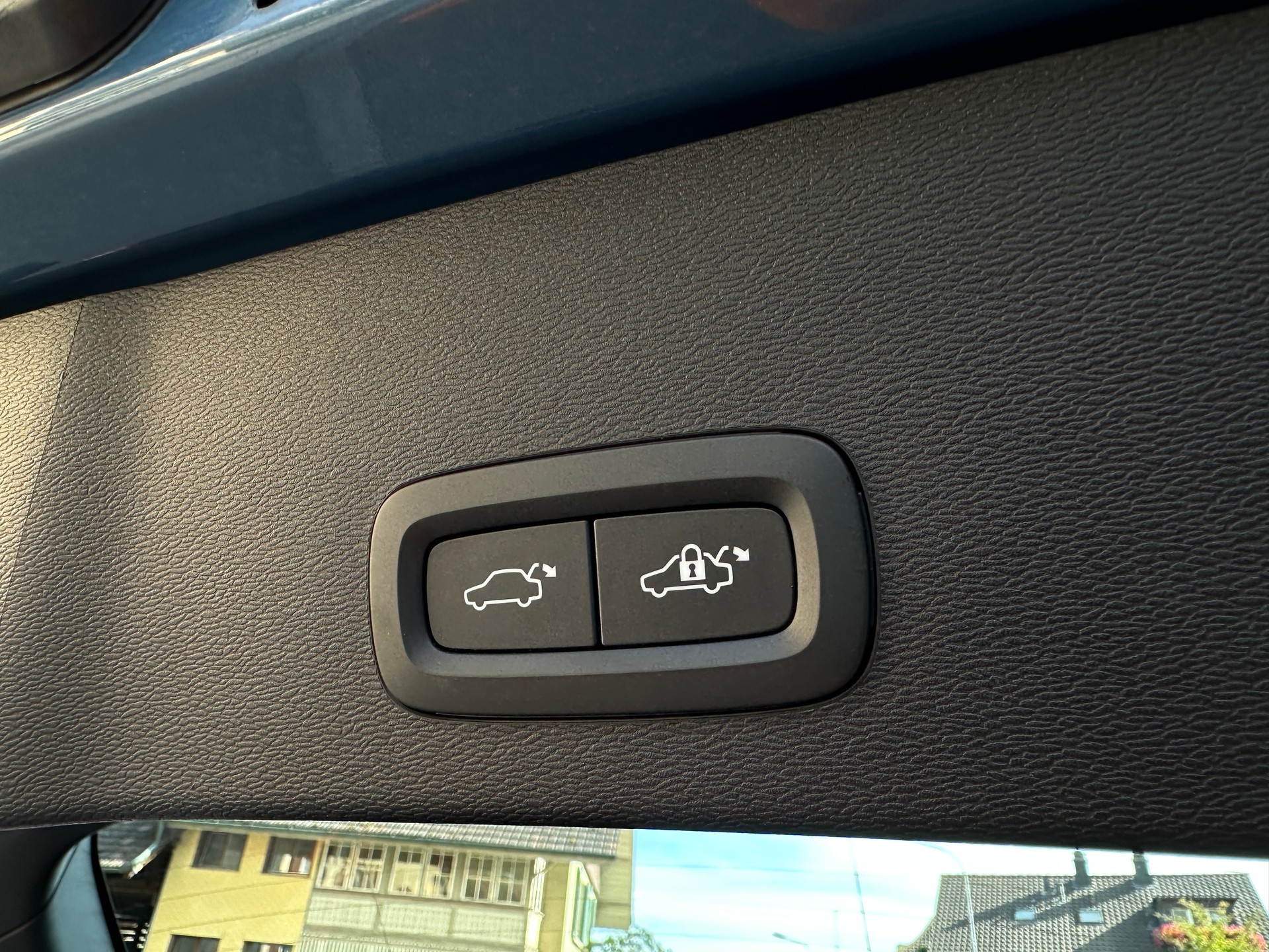 VOLVO C40 Recharge P8 Twin AWD Pure Electric Ultimate-image-15