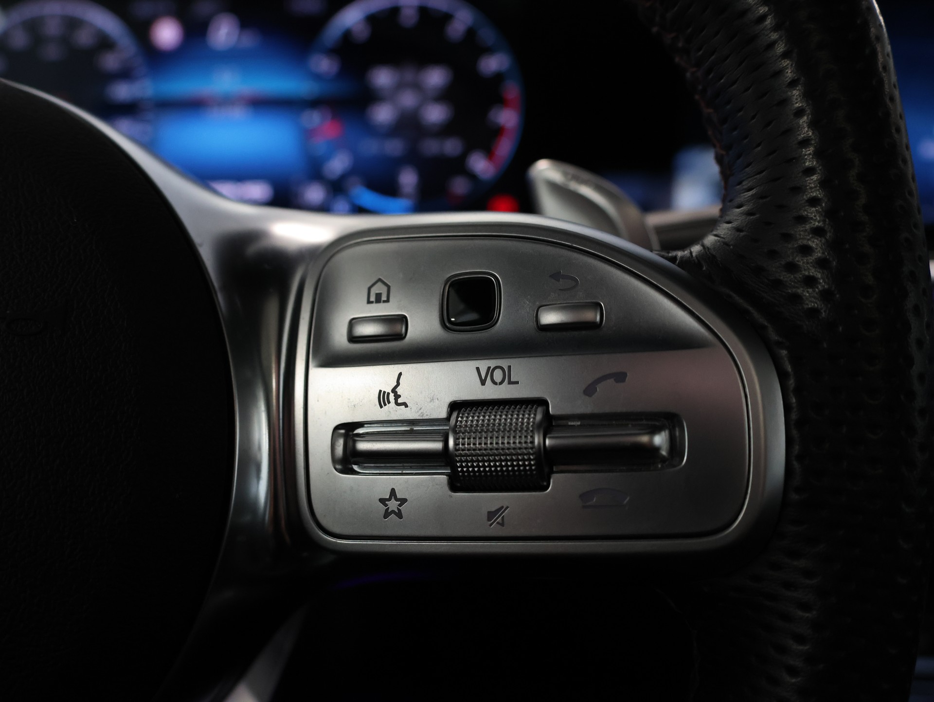 MERCEDES-BENZ CLA 35 AMG 4Matic 7G-DCT *MOUNTAIN-GRAU LACKIERUNG*-image-18