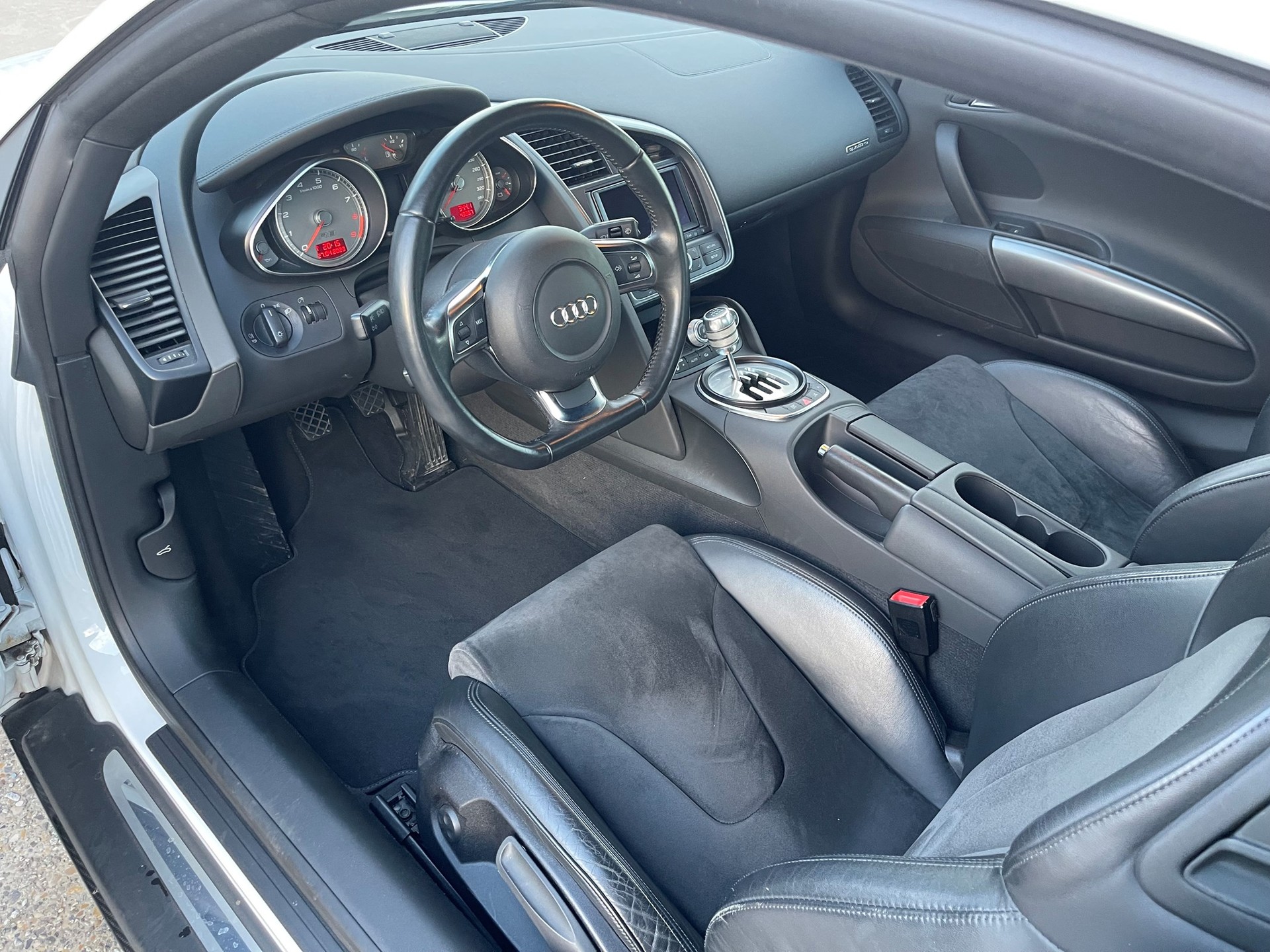 AUDI R8 Coupé 4.2-image-11