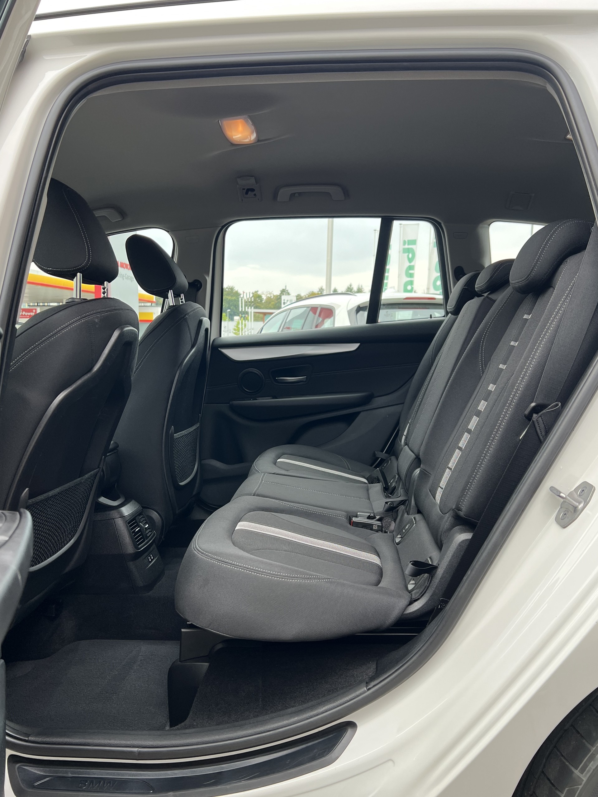 BMW 218d xDrive Gran Tourer-image-12