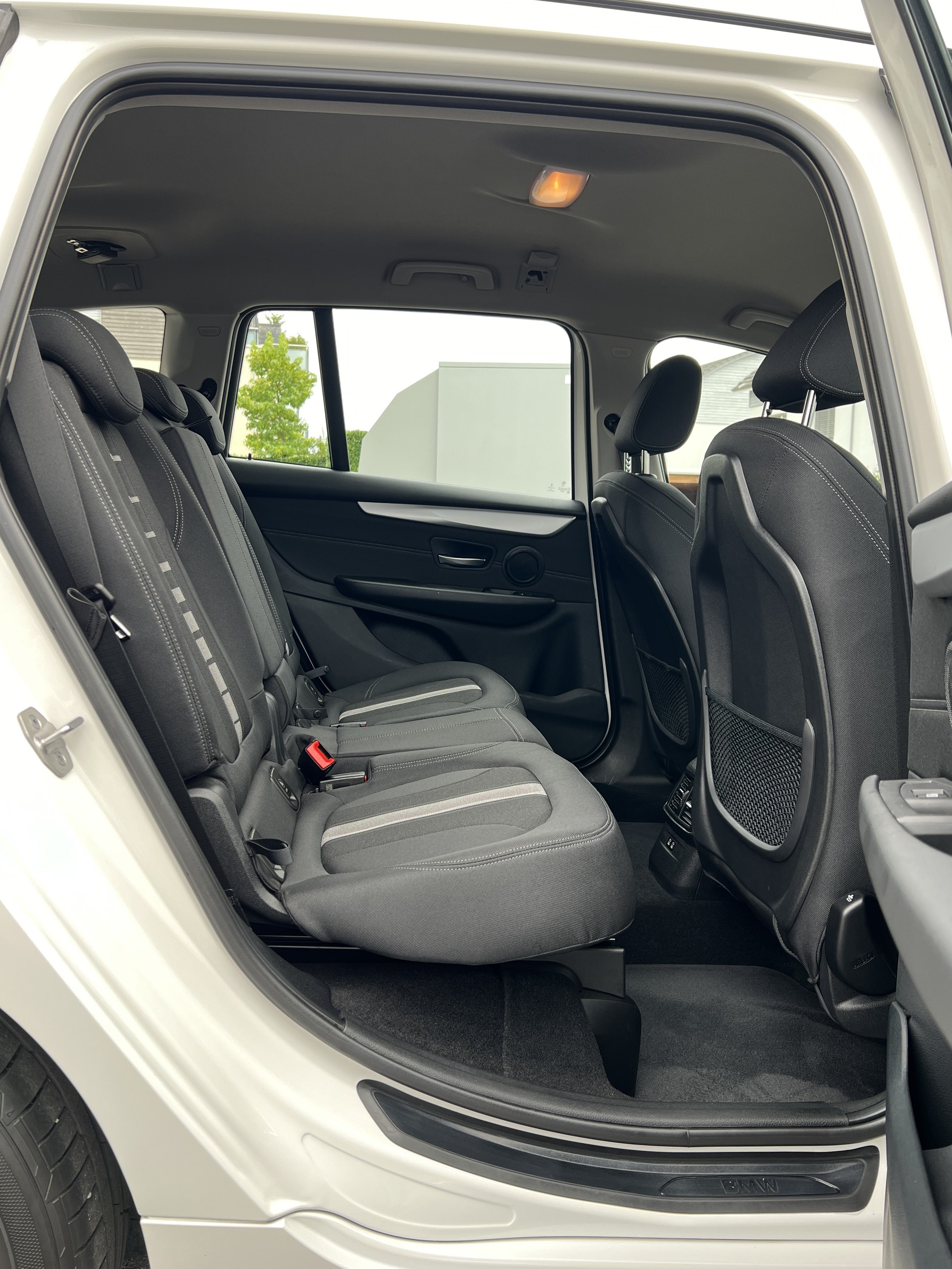 BMW 218d xDrive Gran Tourer-image-13