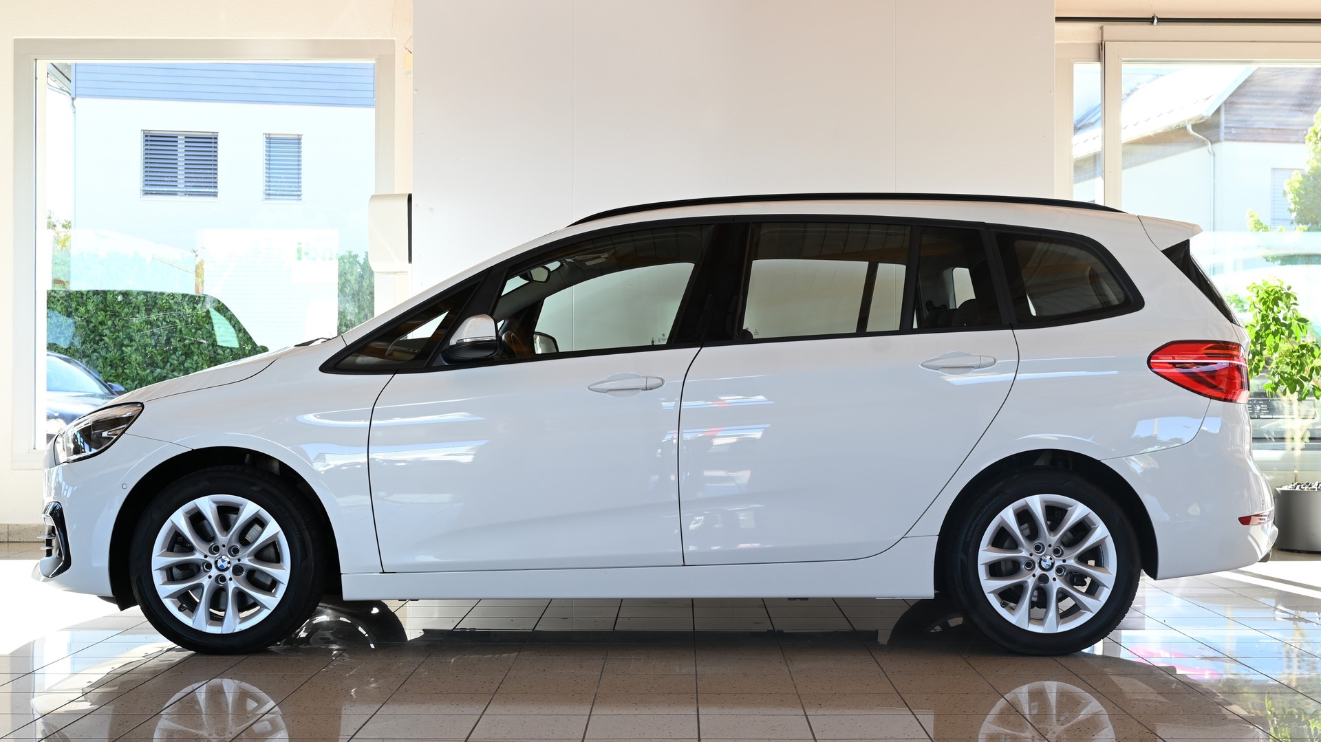 BMW 218d xDrive Gran Tourer-showroom-element-3