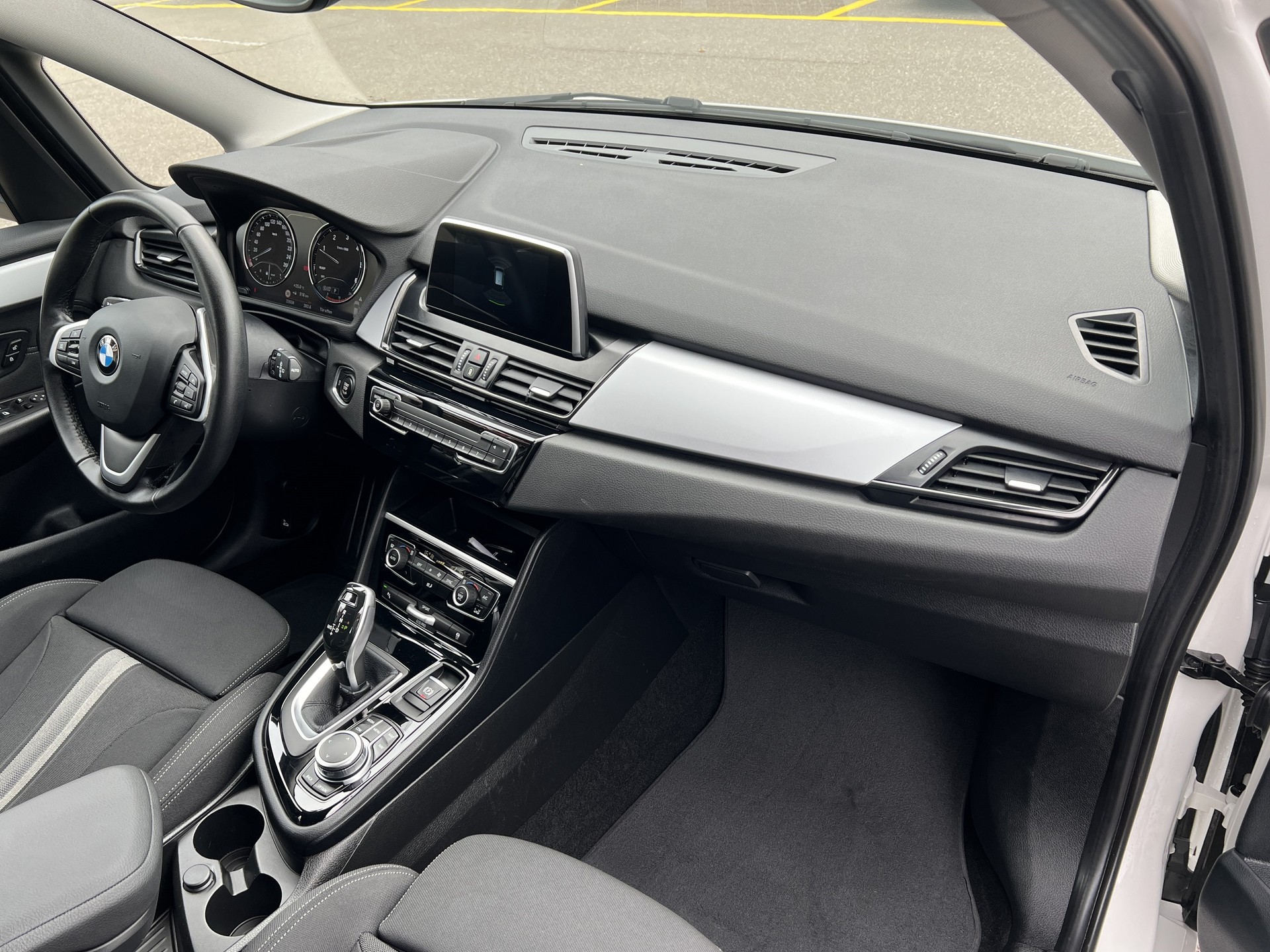 BMW 218d xDrive Gran Tourer-image-10