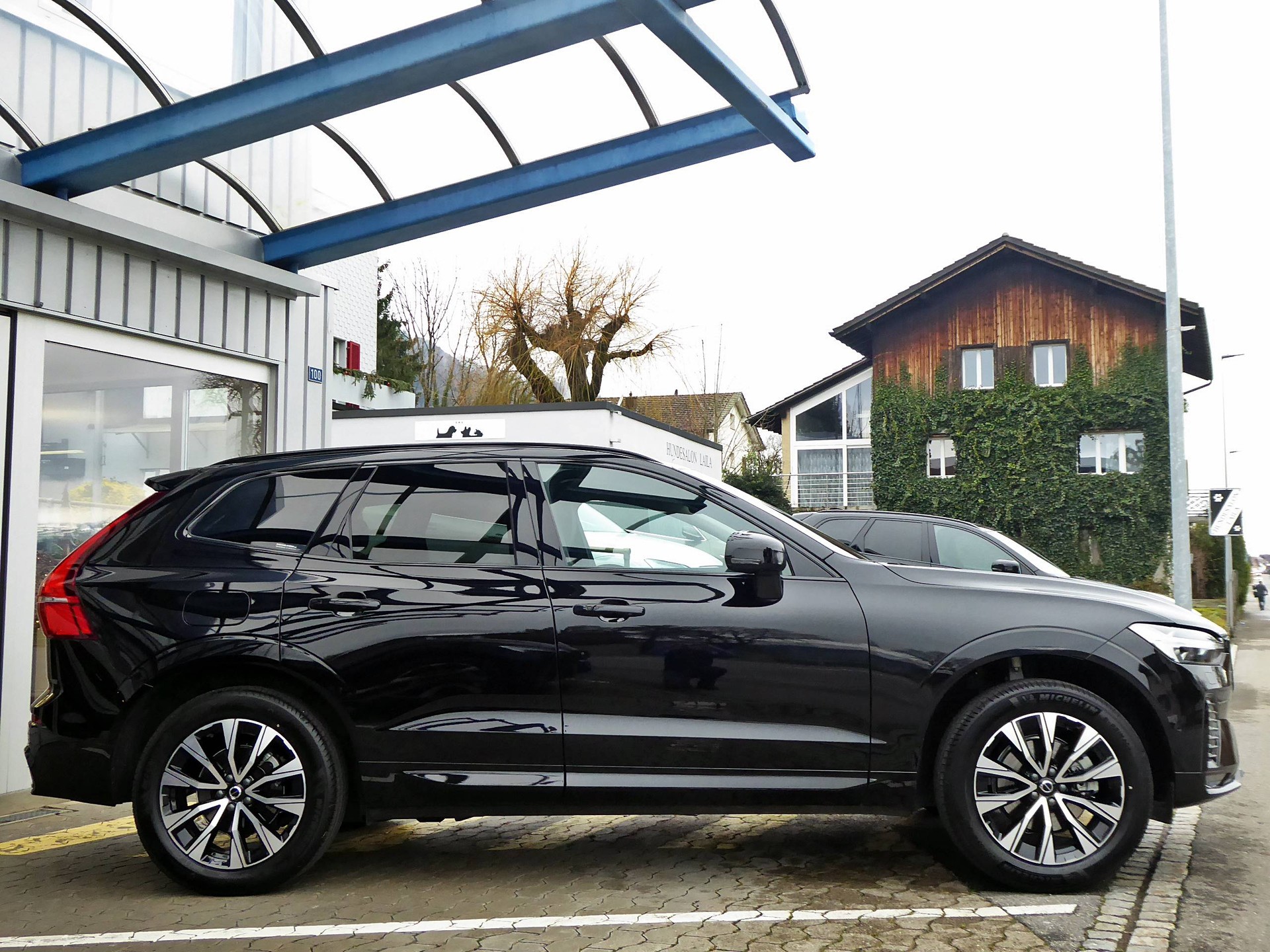 VOLVO XC60 B5 B AWD Plus Dark-image-2