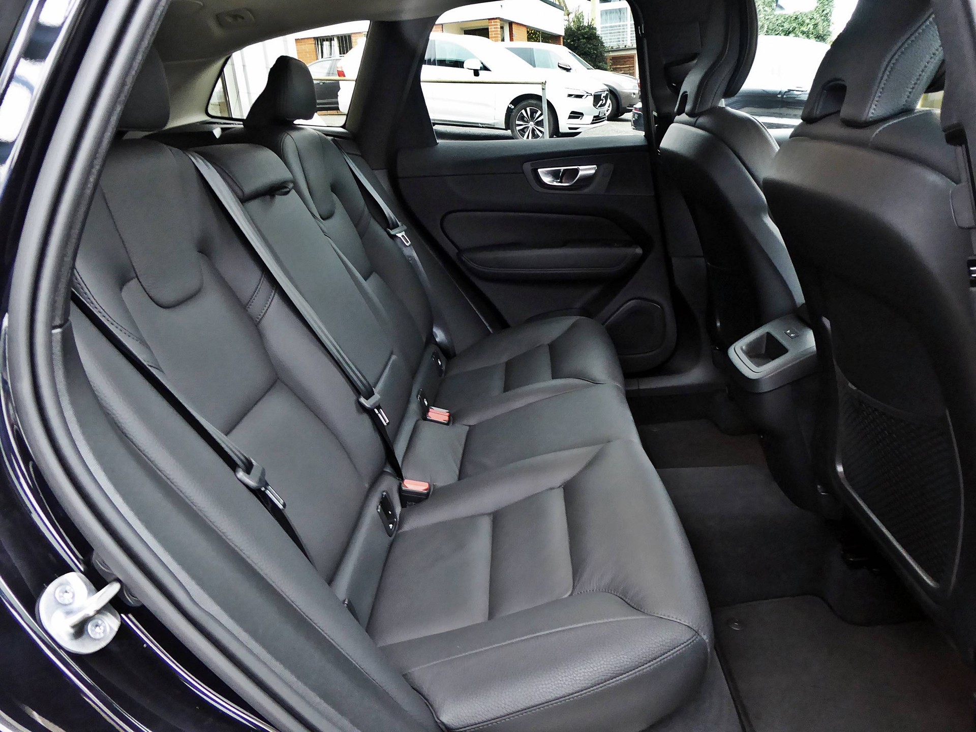 VOLVO XC60 B5 B AWD Plus Dark-image-5