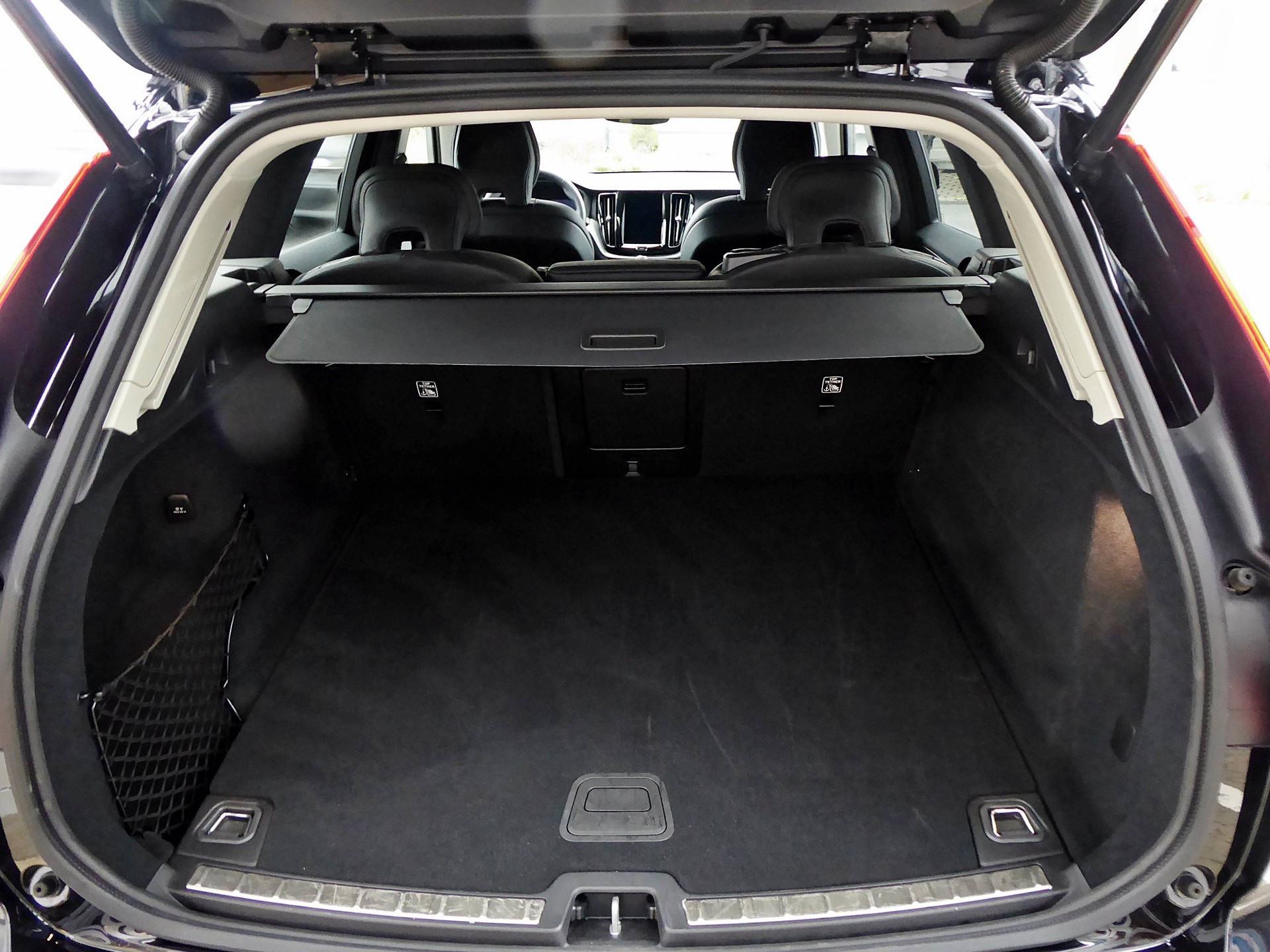 VOLVO XC60 B5 B AWD Plus Dark-image-6