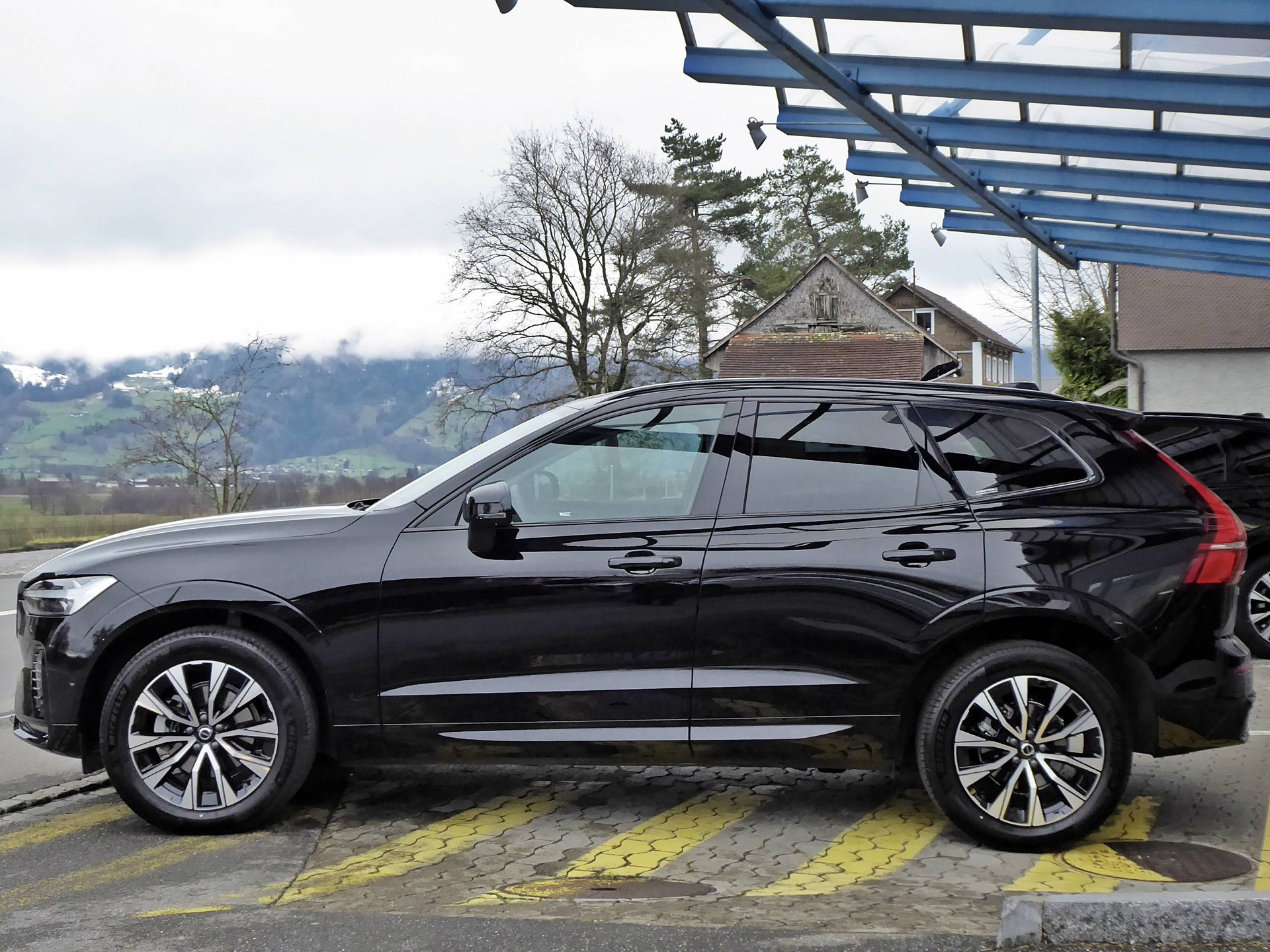 VOLVO XC60 B5 B AWD Plus Dark-image-1